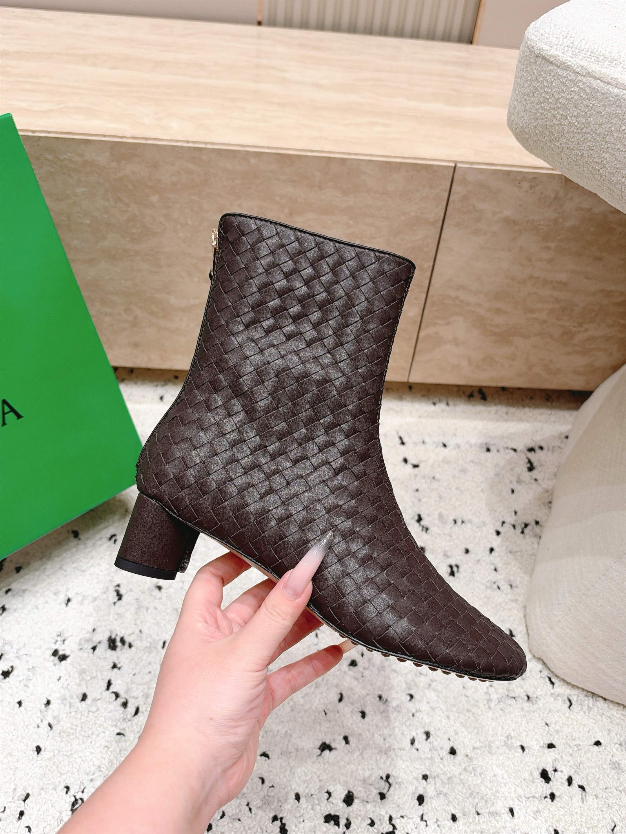 顶级版本  Bottega Veneta| 26秋冬新款BV 编织极简风短靴系列单品 牛油皮 全真皮  优雅材质运用在鞋