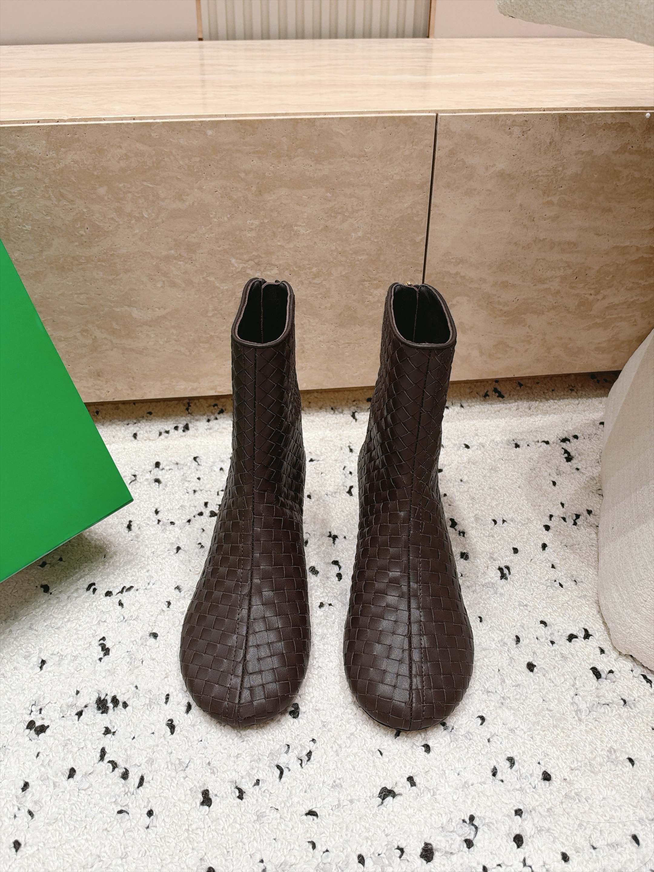 顶级版本  Bottega Veneta| 26秋冬新款BV 编织极简风短靴系列单品 牛油皮 全真皮  优雅材质运用在鞋