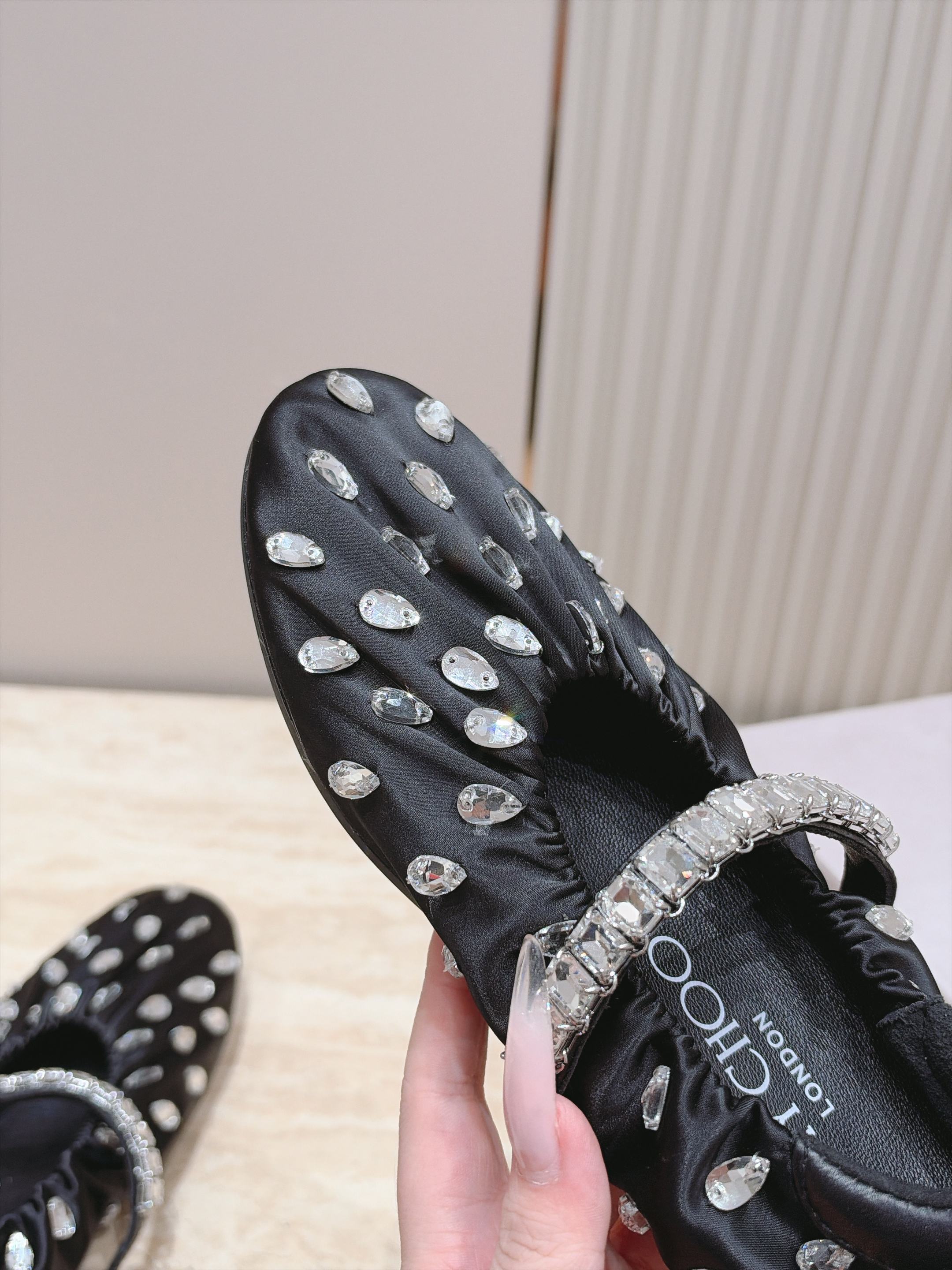 Jimmy Choo 26/早秋新款水钻玛丽珍单鞋 温柔名媛氛围感扑面而来,鞋身柔和的褶皱设计勾勒圆润鞋型,精致水钻饰带 Jimmy Choo 26/早秋新款水钻玛丽珍单鞋 温柔名媛氛围感扑面而来,鞋身柔和的褶皱设计勾勒圆润鞋型,精致水钻饰带