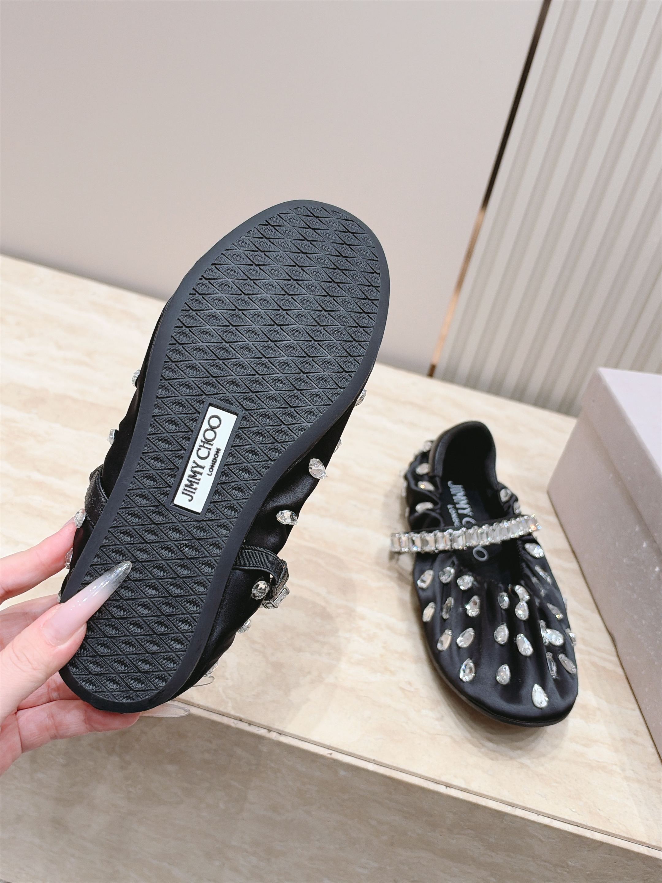 Jimmy Choo 26/早秋新款水钻玛丽珍单鞋 温柔名媛氛围感扑面而来,鞋身柔和的褶皱设计勾勒圆润鞋型,精致水钻饰带 Jimmy Choo 26/早秋新款水钻玛丽珍单鞋 温柔名媛氛围感扑面而来,鞋身柔和的褶皱设计勾勒圆润鞋型,精致水钻饰带