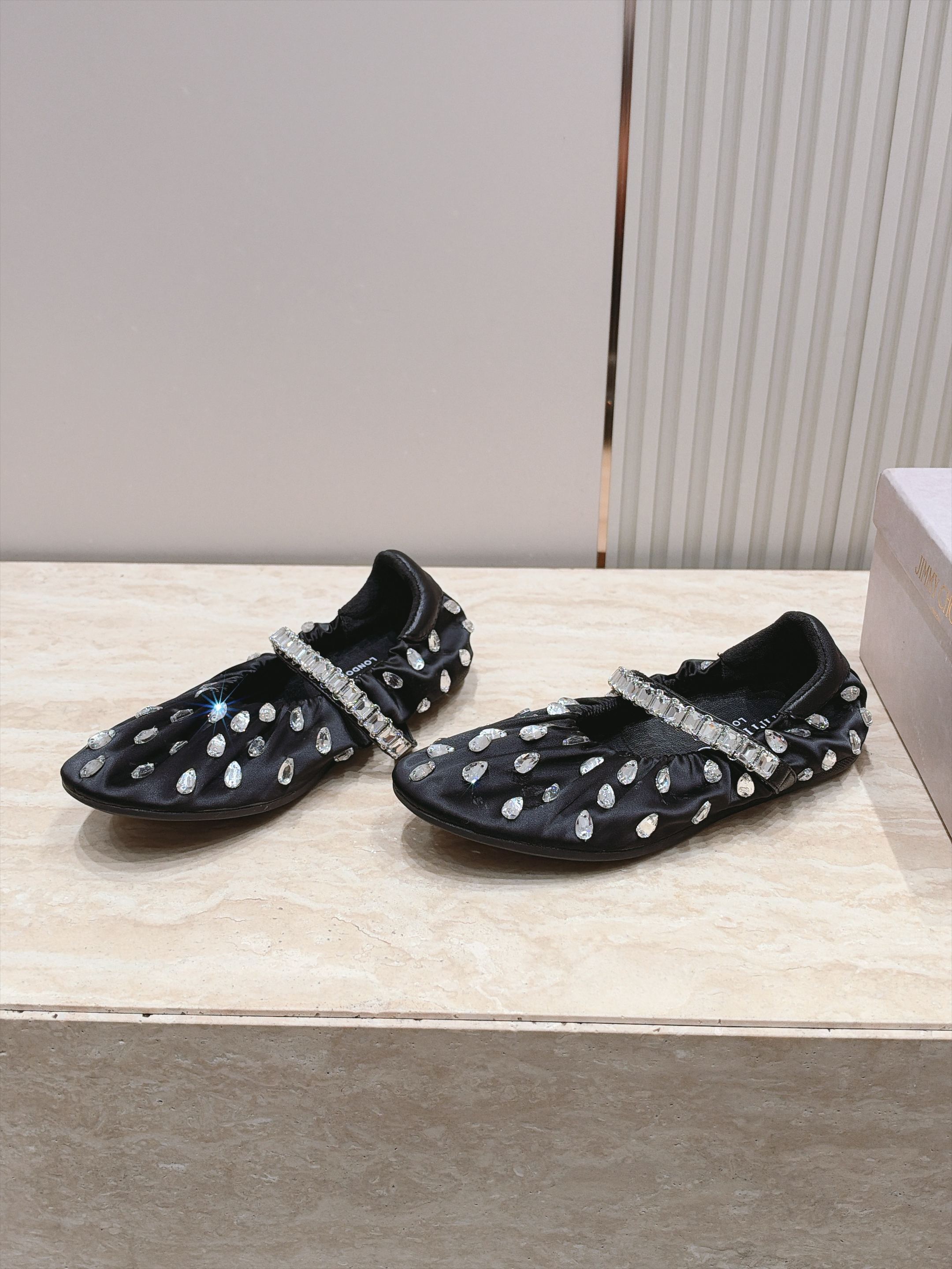 Jimmy Choo 26/早秋新款水钻玛丽珍单鞋 温柔名媛氛围感扑面而来,鞋身柔和的褶皱设计勾勒圆润鞋型,精致水钻饰带 Jimmy Choo 26/早秋新款水钻玛丽珍单鞋 温柔名媛氛围感扑面而来,鞋身柔和的褶皱设计勾勒圆润鞋型,精致水钻饰带
