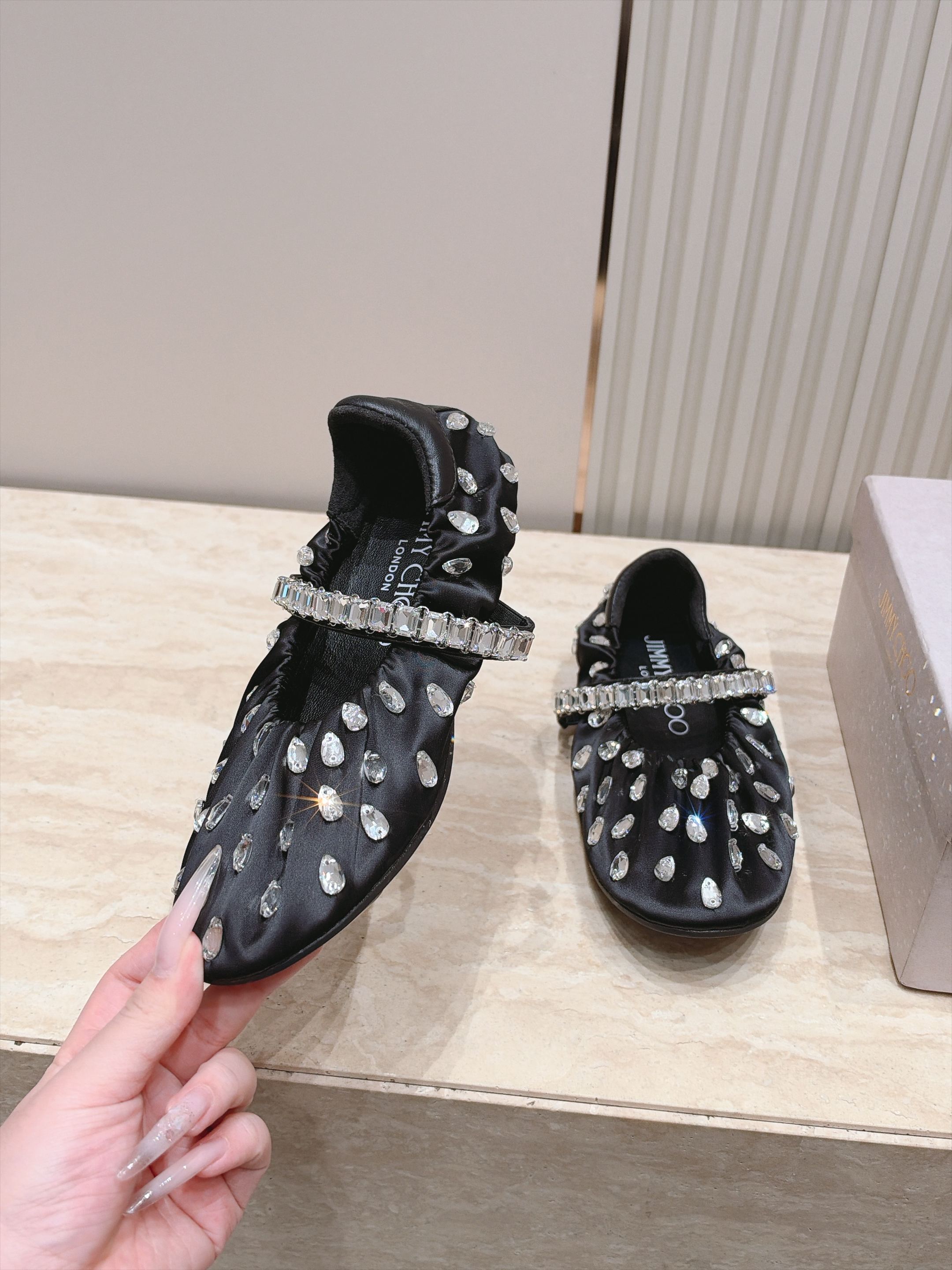 Jimmy Choo 26/早秋新款水钻玛丽珍单鞋 温柔名媛氛围感扑面而来,鞋身柔和的褶皱设计勾勒圆润鞋型,精致水钻饰带 Jimmy Choo 26/早秋新款水钻玛丽珍单鞋 温柔名媛氛围感扑面而来,鞋身柔和的褶皱设计勾勒圆润鞋型,精致水钻饰带