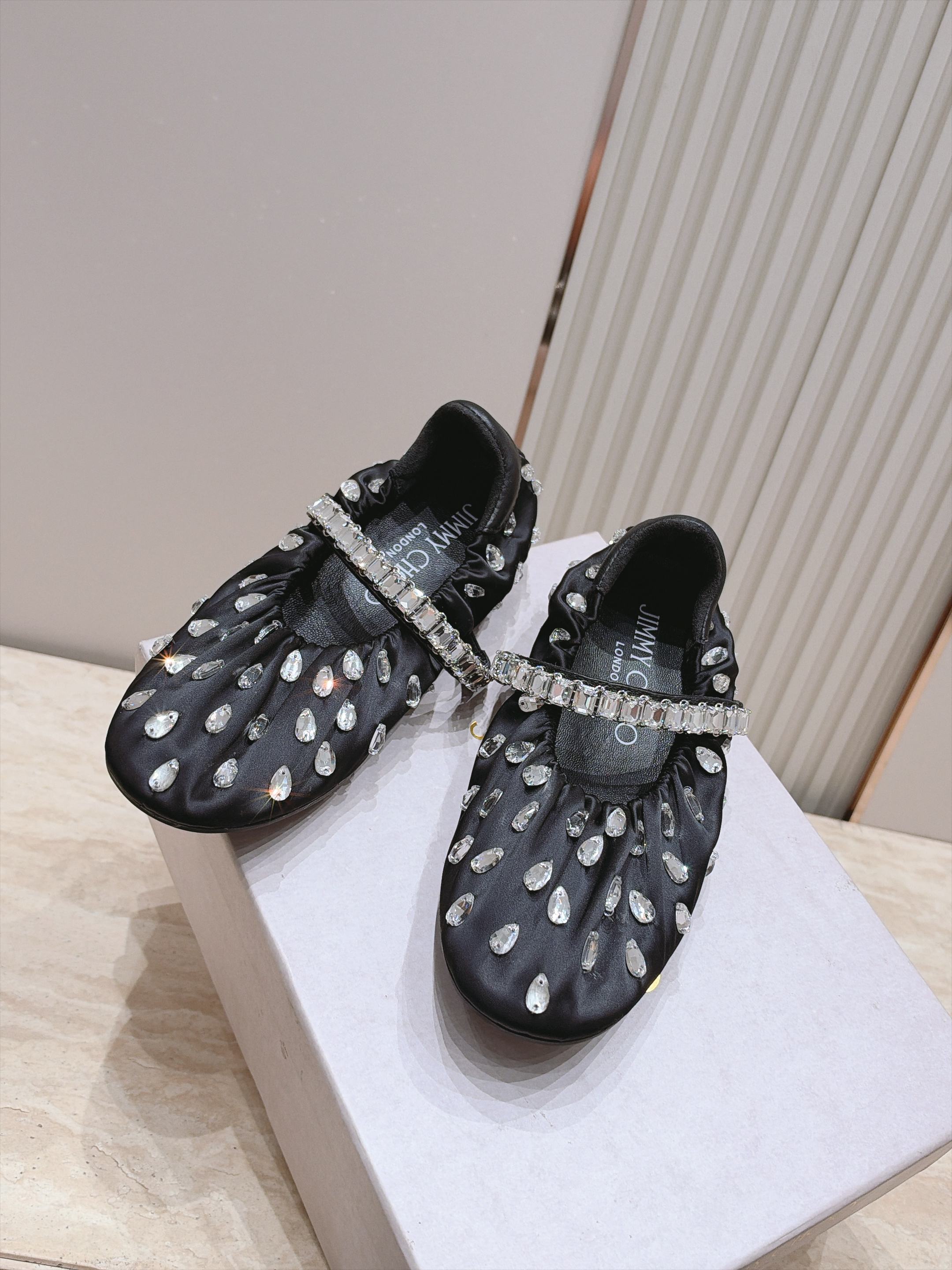 Jimmy Choo 26/早秋新款水钻玛丽珍单鞋 温柔名媛氛围感扑面而来,鞋身柔和的褶皱设计勾勒圆润鞋型,精致水钻饰带 Jimmy Choo 26/早秋新款水钻玛丽珍单鞋 温柔名媛氛围感扑面而来,鞋身柔和的褶皱设计勾勒圆润鞋型,精致水钻饰带