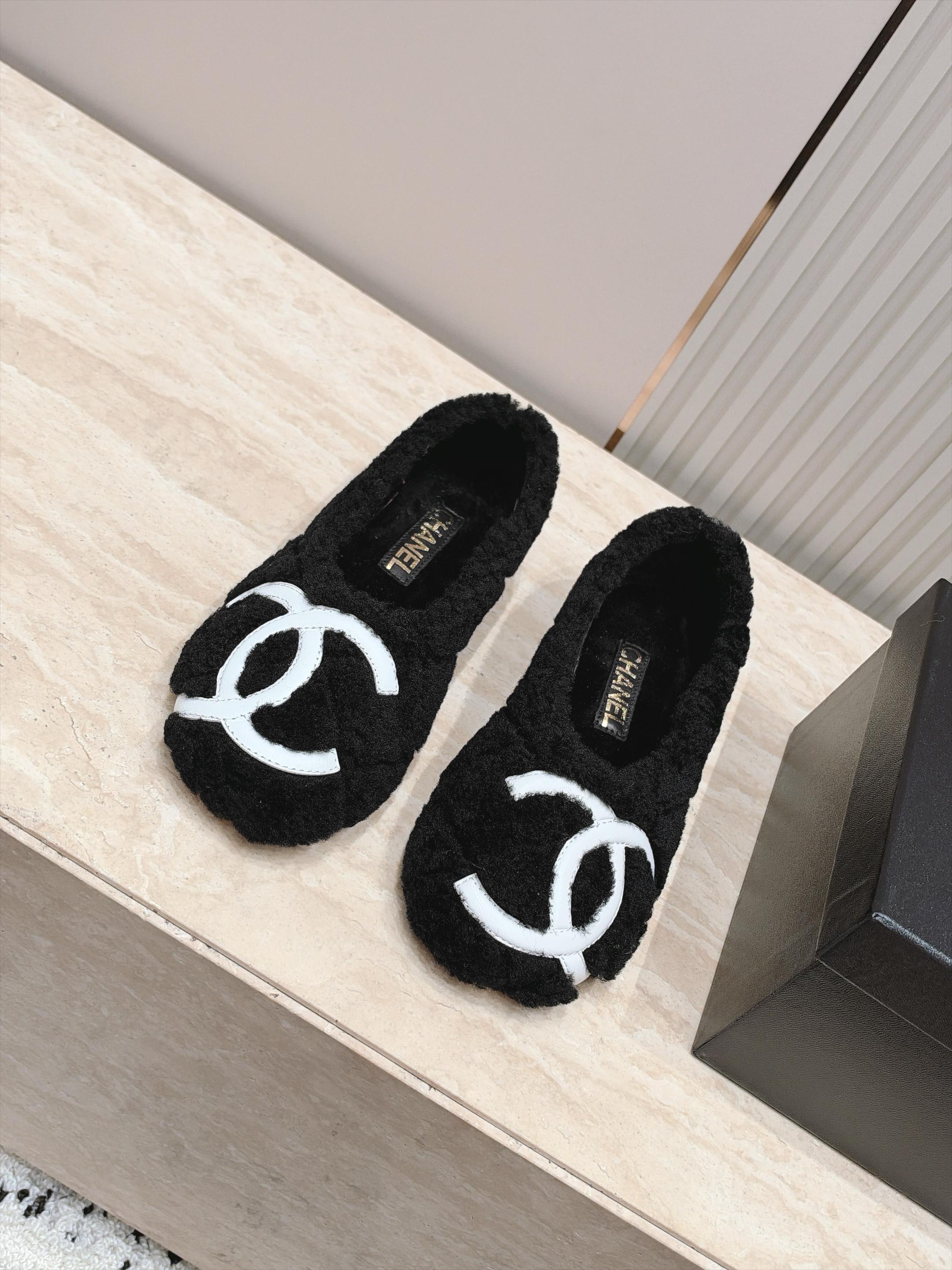 Chanel 香奈儿 26 康鹏 双C毛毛平底单鞋 温柔名媛氛围感直接拉满,软糯波点毛绒质感自带复古贵气,标志性双C饰牌 Chanel 香奈儿 26 康鹏 双C毛毛平底单鞋 温柔名媛氛围感直接拉满,软糯波点毛绒质感自带复古贵气,标志性双C饰牌