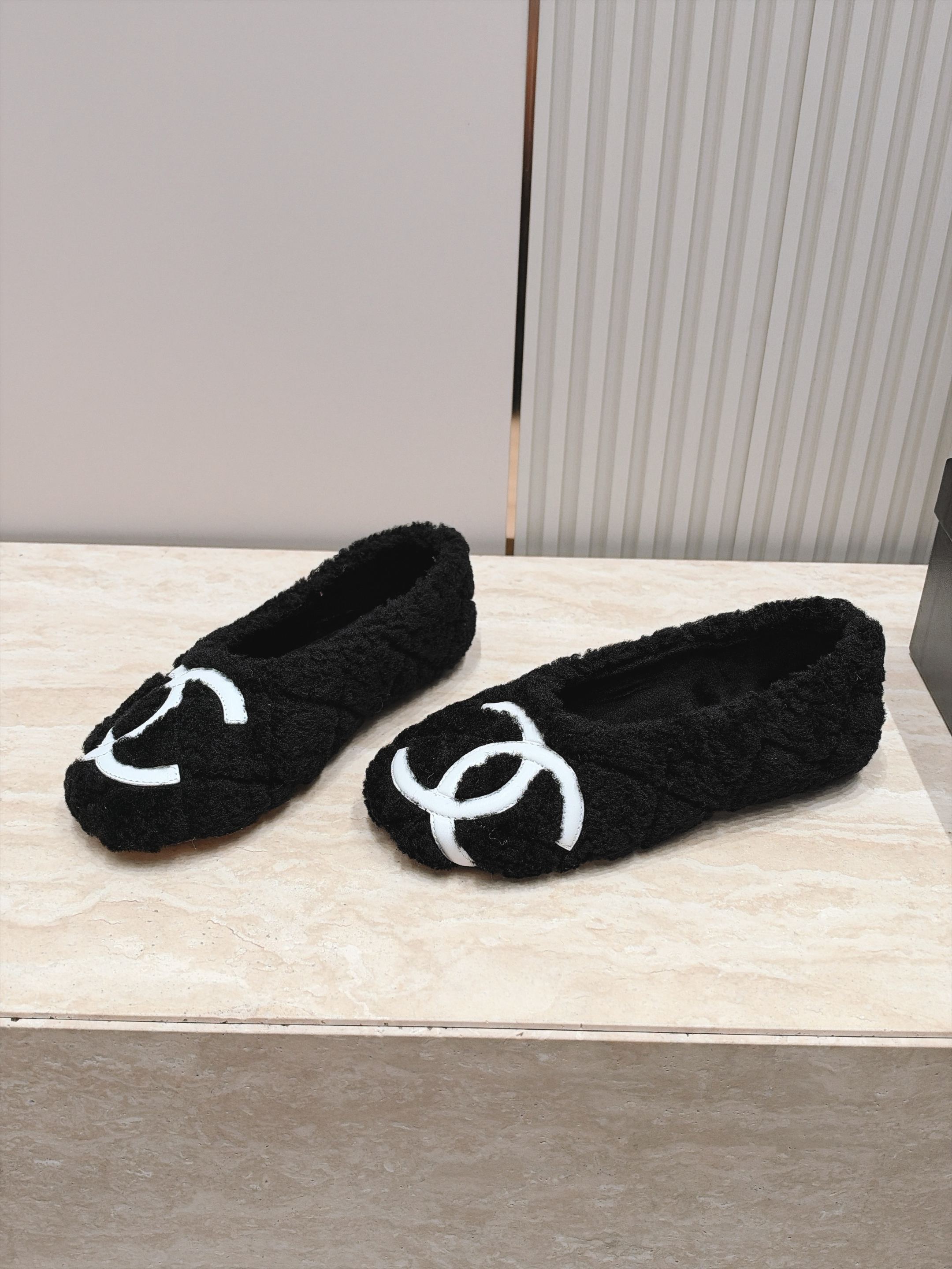 Chanel 香奈儿 26 康鹏 双C毛毛平底单鞋 温柔名媛氛围感直接拉满,软糯波点毛绒质感自带复古贵气,标志性双C饰牌 Chanel 香奈儿 26 康鹏 双C毛毛平底单鞋 温柔名媛氛围感直接拉满,软糯波点毛绒质感自带复古贵气,标志性双C饰牌