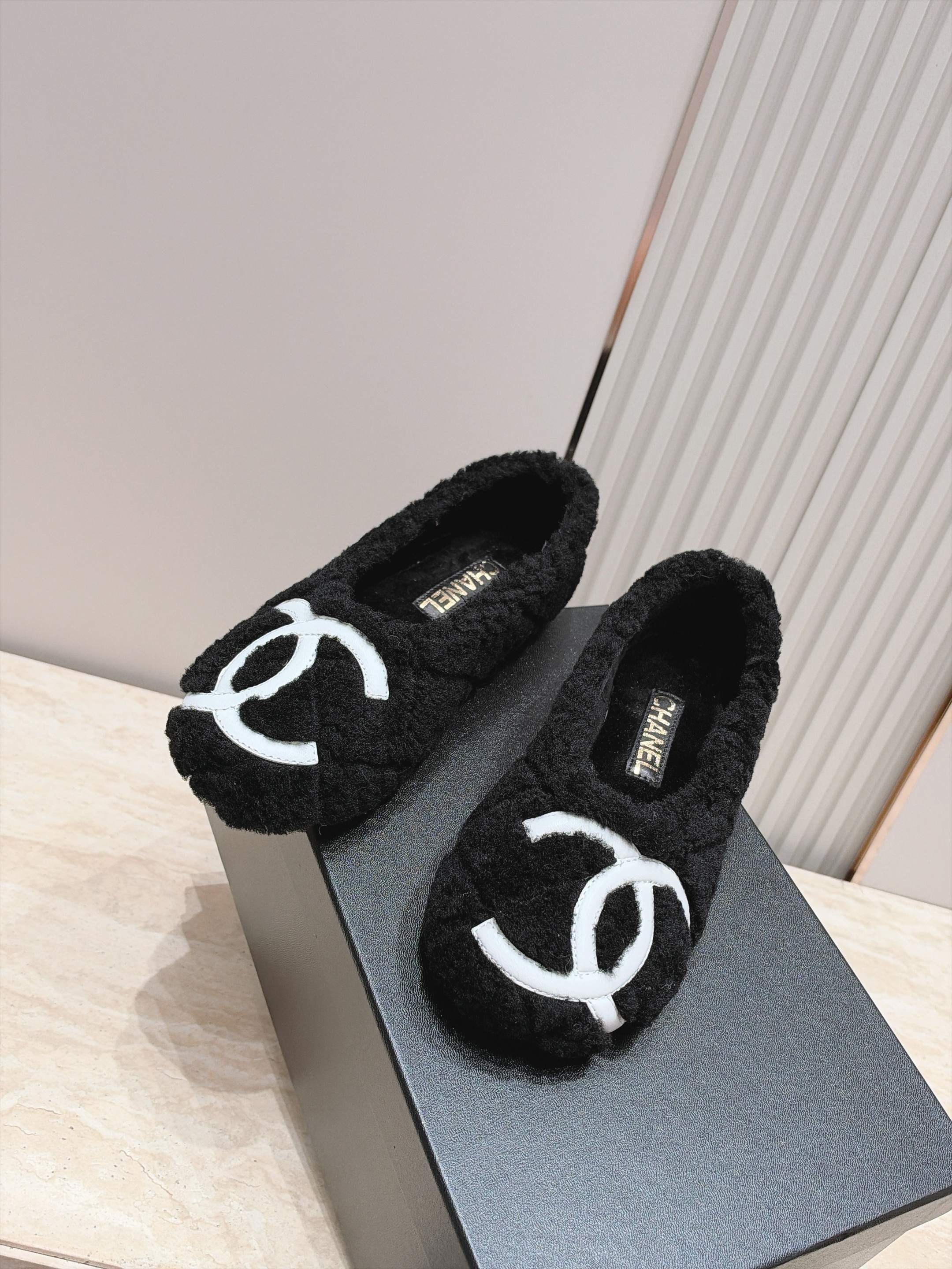 Chanel 香奈儿 26 康鹏 双C毛毛平底单鞋 温柔名媛氛围感直接拉满,软糯波点毛绒质感自带复古贵气,标志性双C饰牌 Chanel 香奈儿 26 康鹏 双C毛毛平底单鞋 温柔名媛氛围感直接拉满,软糯波点毛绒质感自带复古贵气,标志性双C饰牌
