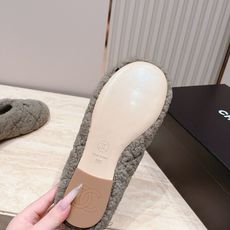 Chanel 香奈儿 26 康鹏 双C毛毛平底单鞋 温柔名媛氛围感直接拉满,软糯波点毛绒质感自带复古贵气,标志性双C饰牌 Chanel 香奈儿 26 康鹏 双C毛毛平底单鞋 温柔名媛氛围感直接拉满,软糯波点毛绒质感自带复古贵气,标志性双C饰牌