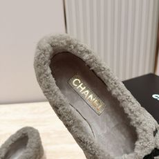 Chanel 香奈儿 26 康鹏 双C毛毛平底单鞋 温柔名媛氛围感直接拉满,软糯波点毛绒质感自带复古贵气,标志性双C饰牌 Chanel 香奈儿 26 康鹏 双C毛毛平底单鞋 温柔名媛氛围感直接拉满,软糯波点毛绒质感自带复古贵气,标志性双C饰牌