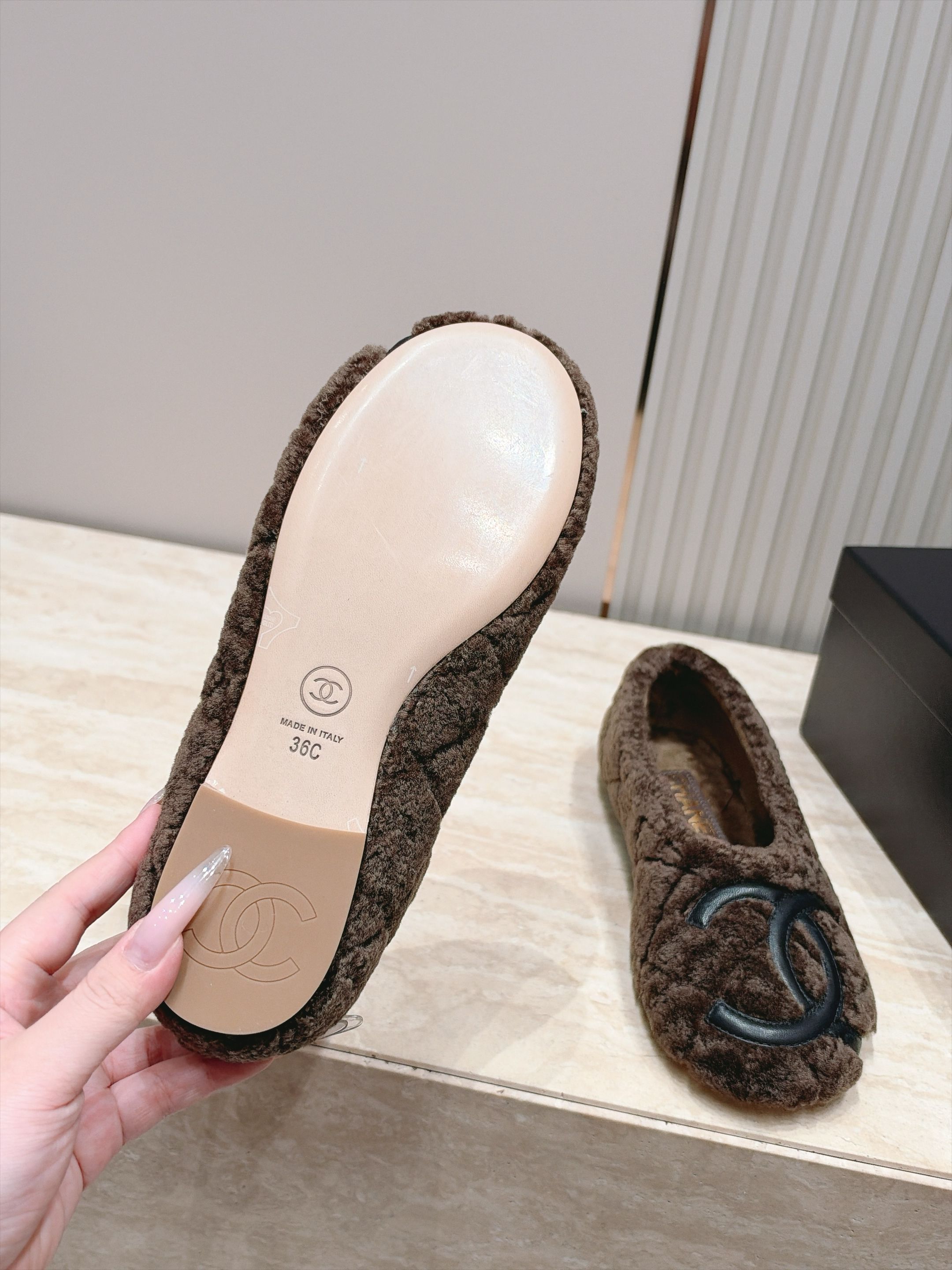 Chanel 香奈儿 26 康鹏 双C毛毛平底单鞋 温柔名媛氛围感直接拉满，软糯波点毛绒质感自带复古贵气，标志性双C饰牌