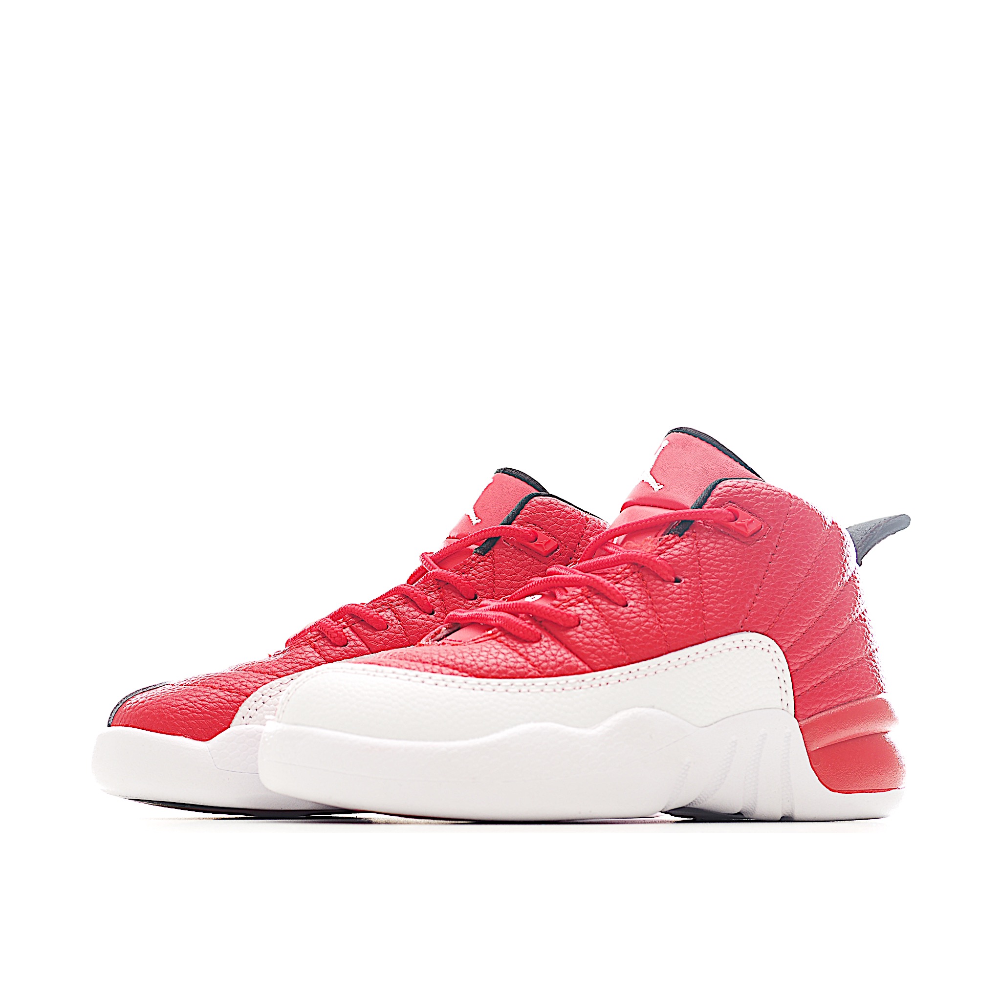 图片[3]-让您的孩子拥有AJ 12童鞋，一直是运动鞋爱好者的最爱，鞋跟处采用封装式 Air 缓冲设计。鞋面采用真皮、合成皮革和织物混合制成，并带有独特的放射状缝线。内衬柔软，穿着舒适。柔韧的橡胶鞋底为成长中的双脚提供良好的抓地力和支撑，让宝宝在操场上保持步伐。 尺码：22-37-选品中心