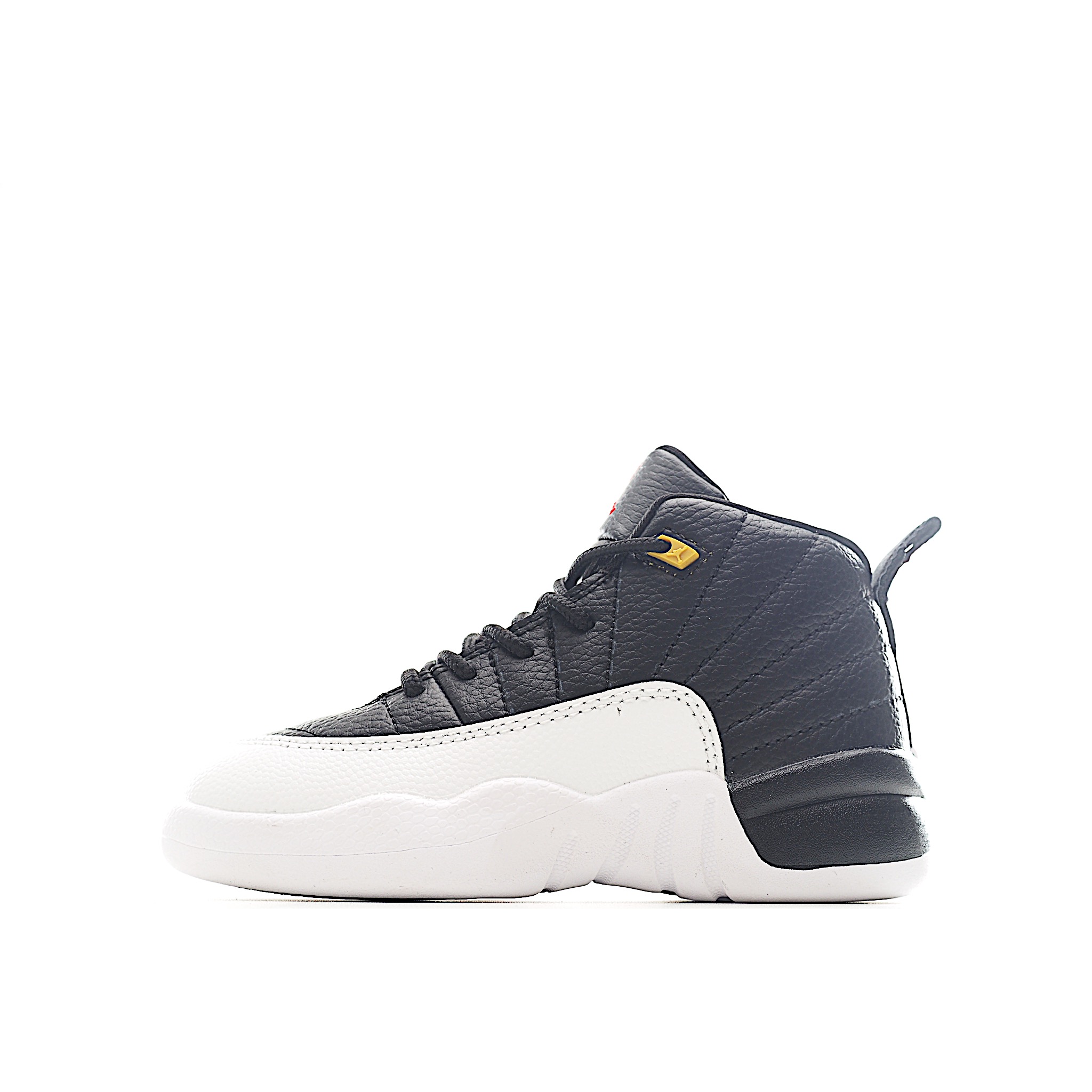 让您的孩子拥有AJ 12童鞋，一直是运动鞋爱好者的最爱，鞋跟处采用封装式 Air 缓冲设计。鞋面采用真皮、合成皮革和织物混合制成，并带有独特的放射状缝线。内衬柔软，穿着舒适。柔韧的橡胶鞋底为成长中的双脚提供良好的抓地力和支撑，让宝宝在操场上保持步伐。 尺码：22-37-选品中心