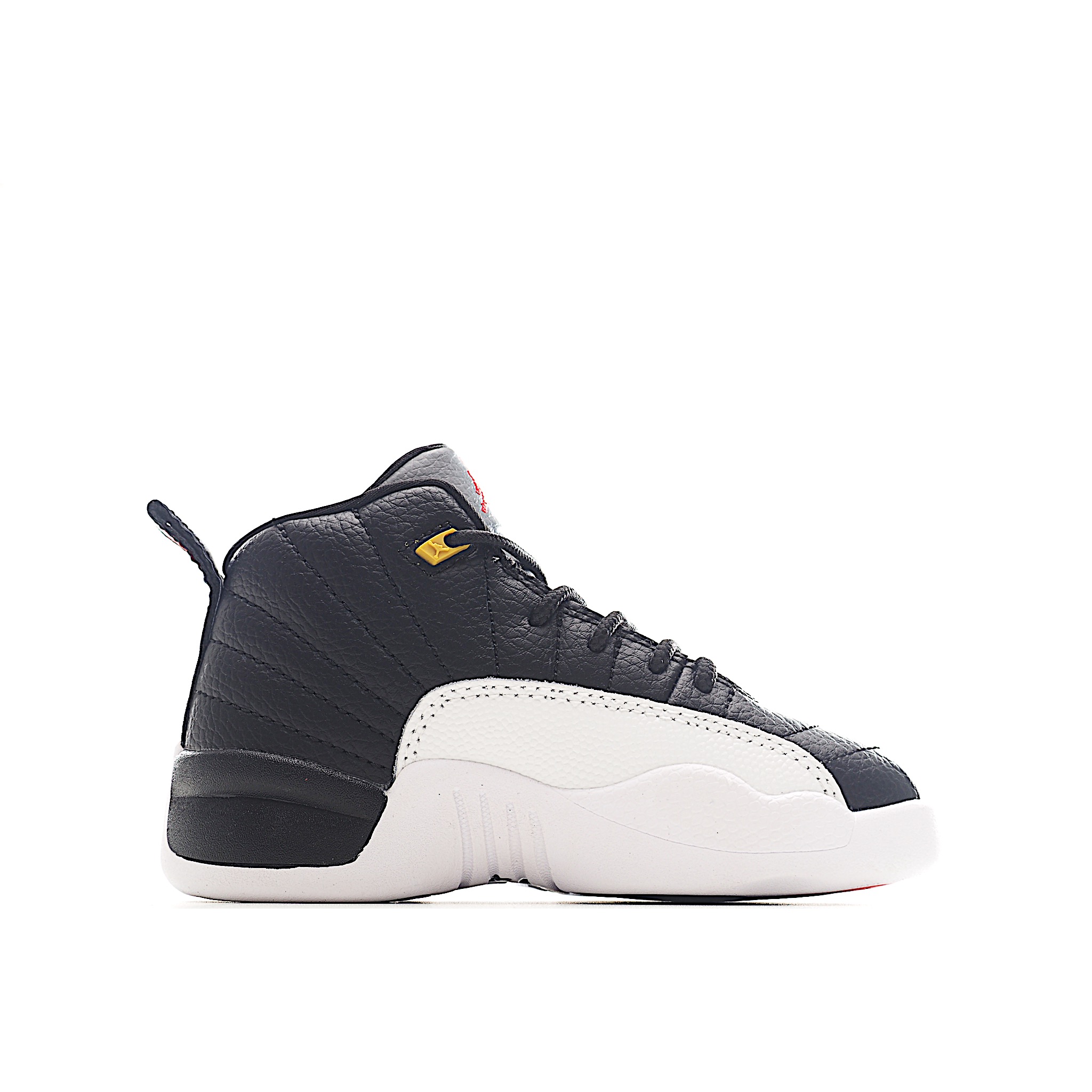 图片[2]-让您的孩子拥有AJ 12童鞋，一直是运动鞋爱好者的最爱，鞋跟处采用封装式 Air 缓冲设计。鞋面采用真皮、合成皮革和织物混合制成，并带有独特的放射状缝线。内衬柔软，穿着舒适。柔韧的橡胶鞋底为成长中的双脚提供良好的抓地力和支撑，让宝宝在操场上保持步伐。 尺码：22-37-选品中心