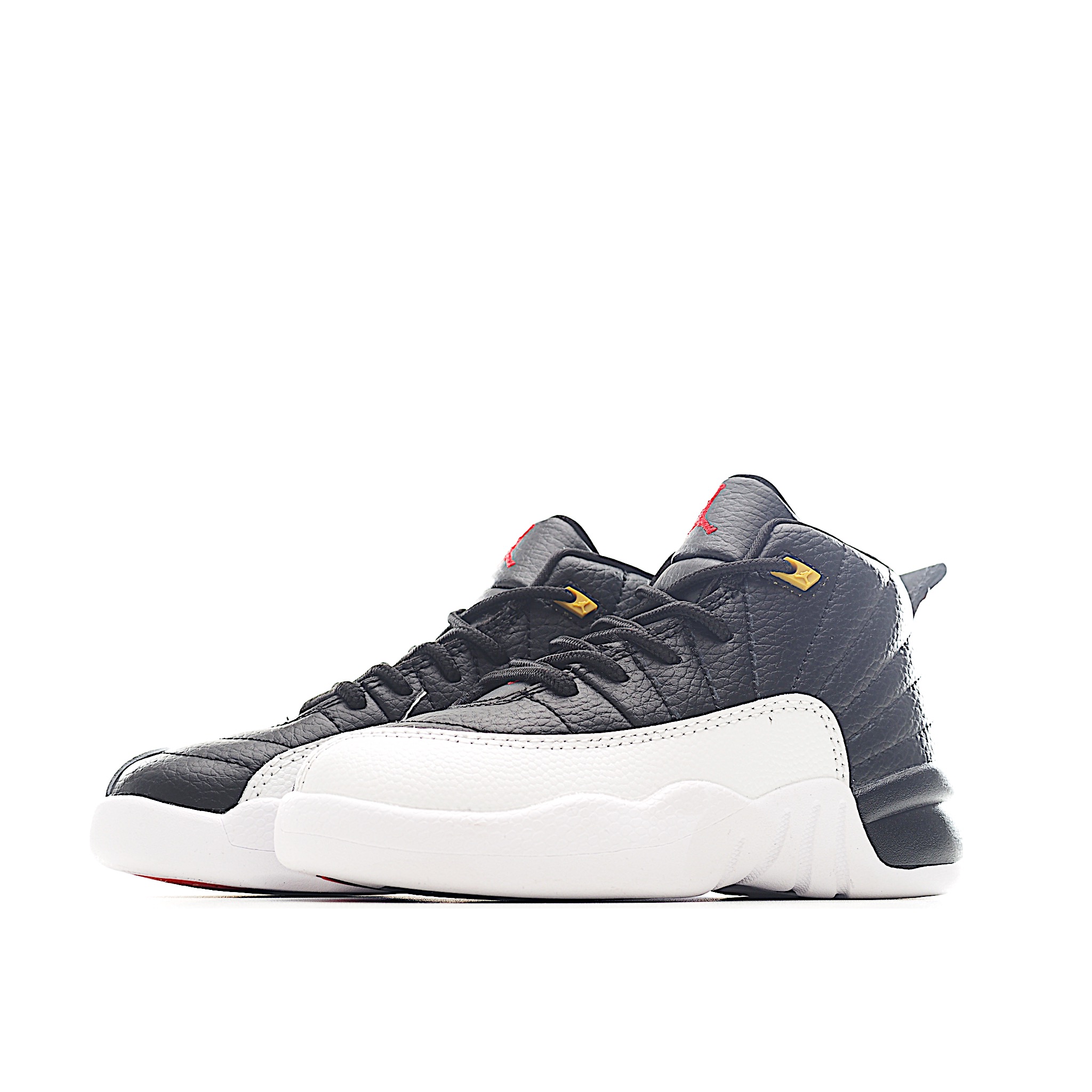 图片[3]-让您的孩子拥有AJ 12童鞋，一直是运动鞋爱好者的最爱，鞋跟处采用封装式 Air 缓冲设计。鞋面采用真皮、合成皮革和织物混合制成，并带有独特的放射状缝线。内衬柔软，穿着舒适。柔韧的橡胶鞋底为成长中的双脚提供良好的抓地力和支撑，让宝宝在操场上保持步伐。 尺码：22-37-选品中心