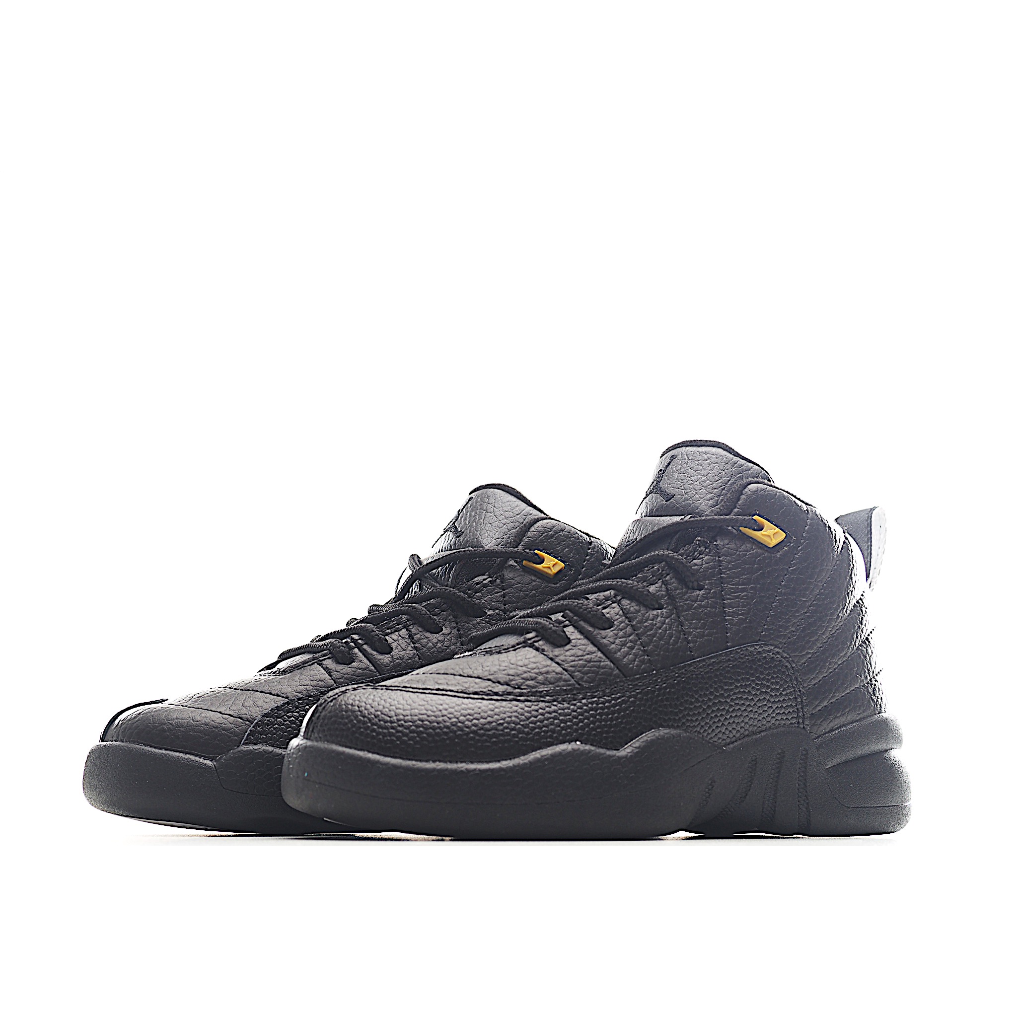 图片[3]-让您的孩子拥有AJ 12童鞋，一直是运动鞋爱好者的最爱，鞋跟处采用封装式 Air 缓冲设计。鞋面采用真皮、合成皮革和织物混合制成，并带有独特的放射状缝线。内衬柔软，穿着舒适。柔韧的橡胶鞋底为成长中的双脚提供良好的抓地力和支撑，让宝宝在操场上保持步伐。 尺码：22-37-选品中心