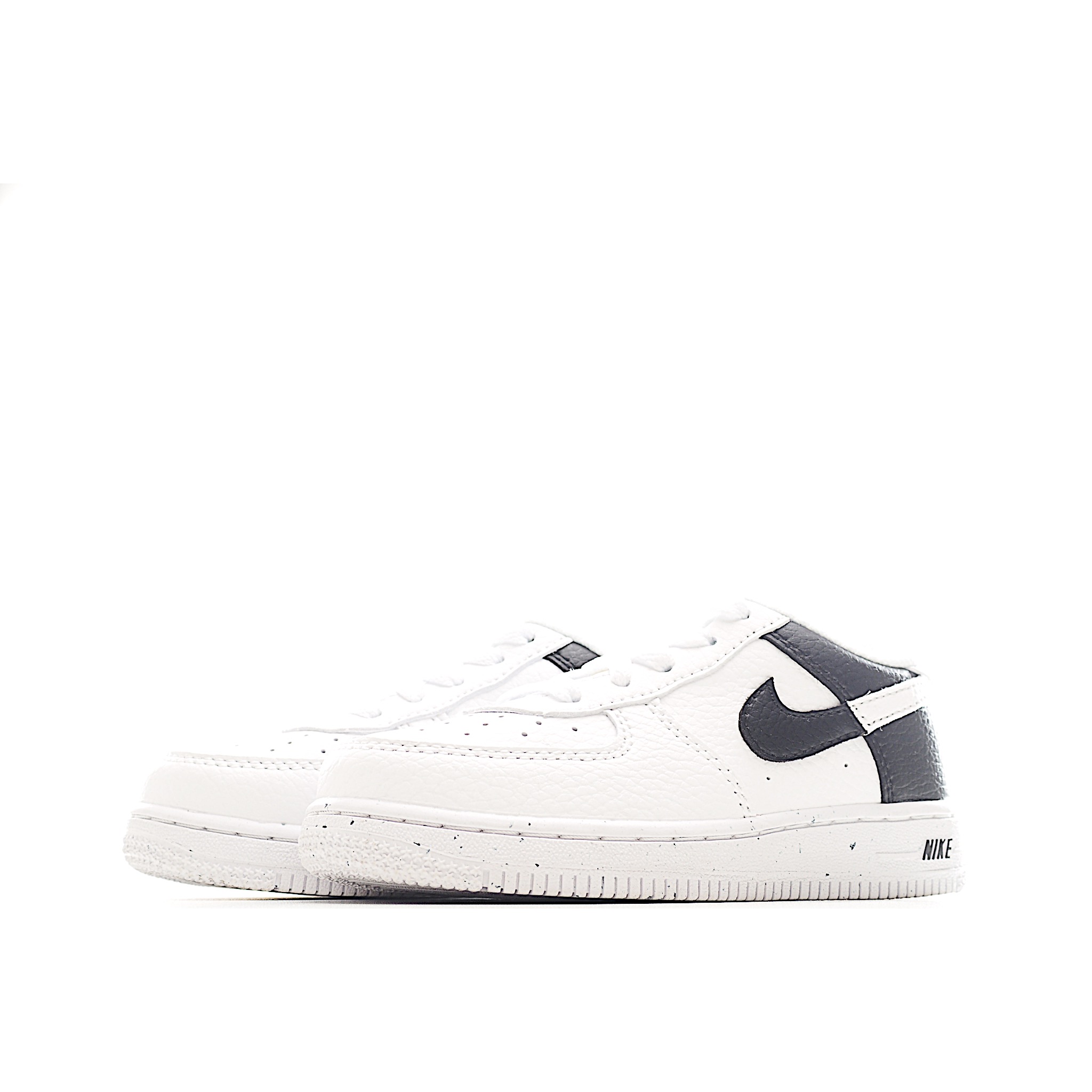 图片[3]-Nike Force 1 Low空军一号低帮儿童板鞋 Air Force 1于1982年推出，由Nike公 司的传奇设计师Bruce Kilgore设计，他摒弃了老旧的帆布鞋风格，突破性的使用内嵌式Air Sole气垫缓震系统，并将其与横跨复古与现代的外型结合，造就出风靡全球三十多年的Air Force 1,有了这个经典，您将获得耐用性，缓冲性和最佳的穿着舒适度。 货号：6100 尺码：22-37.5-选品中心