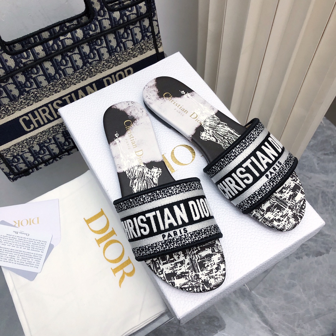 NO:167498,2025- No. 175 New jacquard embroidered sandals in early spring ♀ As D's main presbyterian embroidery series sandals, there is a new color every year, and it will be out of stock as soon as it is new. The embroidery design has a three-dimensional and exquisite feeling, simple and generous, and is not picky at all. It can be held on any occasion, making people love it. Exclusive customized letter three-dimensional embroidery upper, high-density electric embroidery process, without any connection, overlap, perfect quality, and complex craftsmanship. Consistent with the original version, comfortable and soft, pay attention to discernment. Italian leather outsole Size35-40 (41 and 42 can be ordered without return and exchange) More than a dozen colors are available, slippers, dior, slippers, Leather soles198609092025- 175号花色 早春新款提花刺绣凉拖鞋♀  作为D家主打款老花刺绣系列凉拖,每年都会新色,一出新就立马断货,刺绣设计有立体感非常精致,简单大方,完全不挑人,任何场合都能hold住,让人爱不释手 独家订制字母立体刺绣鞋面,高密度电绣工艺,没有任何的连线、重合,完美品质,复杂工艺.与原版一致,舒适柔软,注意辨别.意大利真皮大底Size35-40（41、42可订不退换）十几种颜色可选,拖鞋,dior,slippers,Leather soles,Women's Shoes