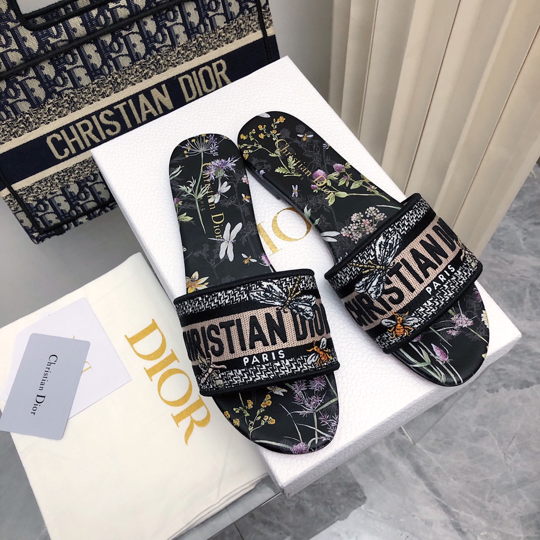 NO:167499,2025- No. 176 Colors, New Jacquard Embroidered Sandals in Early Spring, As the main style of D's presbyterian embroidery series sandals, there are new colors every year, and they are out of stock as soon as they are new. The embroidery design has a three-dimensional and exquisite feeling, simple and generous, and is not picky at all. It can be held on any occasion, making people love it. Exclusive customized letter three-dimensional embroidery upper, high-density electric embroidery technology, without any connection, overlap, perfect quality, and complex craftsmanship. Consistent with the original version, comfortable and soft, pay attention to discernment. Italian leather outsole Size35-40 (41 and 42 can be ordered without return and exchange) More than a dozen colors are available, slippers, dior, slippers, Leather soles198609092025- 176号花色 早春新款提花刺绣凉拖鞋♀  作为D家主打款老花刺绣系列凉拖,每年都会新色,一出新就立马断货,刺绣设计有立体感非常精致,简单大方,完全不挑人,任何场合都能hold住,让人爱不释手 独家订制字母立体刺绣鞋面,高密度电绣工艺,没有任何的连线、重合,完美品质,复杂工艺.与原版一致,舒适柔软,注意辨别.意大利真皮大底Size35-40（41、42可订不退换）十几种颜色可选,拖鞋,dior,slippers,Leather soles,Women's Shoes