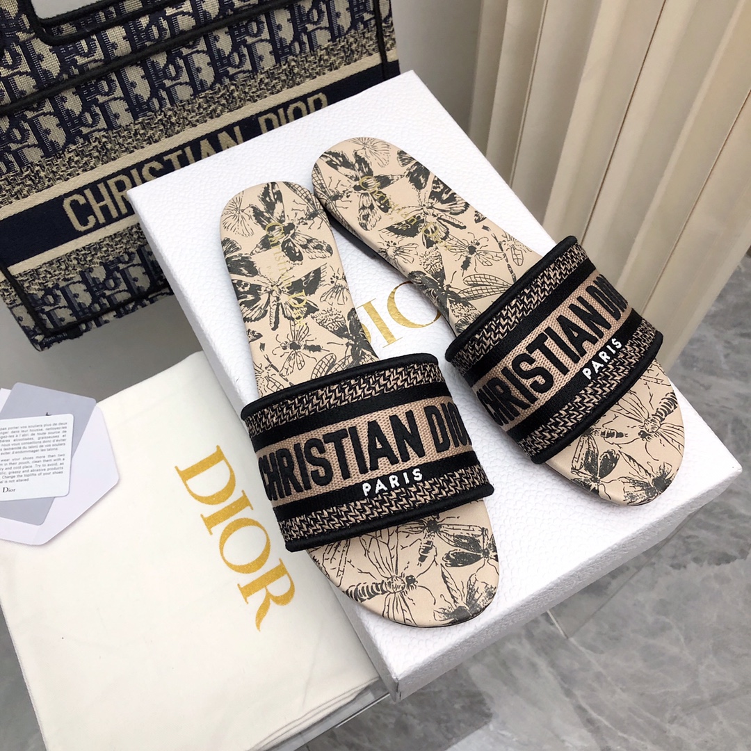 NO:167500,2025-177 Colors New Jacquard Embroidered Sandals in Early Spring ♀ As the main presbyterian embroidery series sandals in D's home, there is a new color every year and it will be out of stock as soon as it is new. The embroidery design has a three-dimensional and exquisite feeling, simple and generous, and is not picky at all. It can be held on any occasion, making people love it. Exclusive customized letter three-dimensional embroidery upper, high-density electric embroidery technology, without any connection, overlap, perfect quality, and complex craftsmanship. Consistent with the original version, comfortable and soft, pay attention to discernment. Italian leather outsole Size35-40 (41 and 42 can be ordered without return and exchange) More than a dozen colors are available, slippers, dior, slippers, Leather soles198609092025- 177号花色 早春新款提花刺绣凉拖鞋♀  作为D家主打款老花刺绣系列凉拖,每年都会新色,一出新就立马断货,刺绣设计有立体感非常精致,简单大方,完全不挑人,任何场合都能hold住,让人爱不释手 独家订制字母立体刺绣鞋面,高密度电绣工艺,没有任何的连线、重合,完美品质,复杂工艺.与原版一致,舒适柔软,注意辨别.意大利真皮大底Size35-40（41、42可订不退换）十几种颜色可选,拖鞋,dior,slippers,Leather soles,Women's Shoes