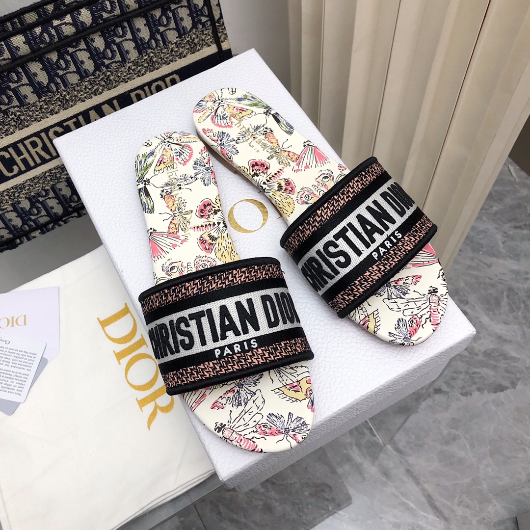 NO:167501,2025- No. 178 Colors, New Jacquard Embroidered Sandals in Early Spring, As the main style of D's presbyterian embroidery series sandals, there are new colors every year, and they are out of stock as soon as they are new. The embroidery design has a three-dimensional and exquisite feeling, simple and generous, and is not picky at all. It can be held on any occasion, making people love it. Exclusive customized letter three-dimensional embroidery upper, high-density electric embroidery technology, without any connection, overlap, perfect quality, and complex craftsmanship. Consistent with the original version, comfortable and soft, pay attention to discernment. Italian leather outsole Size35-40 (41 and 42 can be ordered without return and exchange) More than a dozen colors are available, slippers, dior, slippers, Leather soles198609092025- 178号花色 早春新款提花刺绣凉拖鞋♀  作为D家主打款老花刺绣系列凉拖,每年都会新色,一出新就立马断货,刺绣设计有立体感非常精致,简单大方,完全不挑人,任何场合都能hold住,让人爱不释手 独家订制字母立体刺绣鞋面,高密度电绣工艺,没有任何的连线、重合,完美品质,复杂工艺.与原版一致,舒适柔软,注意辨别.意大利真皮大底Size35-40（41、42可订不退换）十几种颜色可选,拖鞋,dior,slippers,Leather soles,Women's Shoes