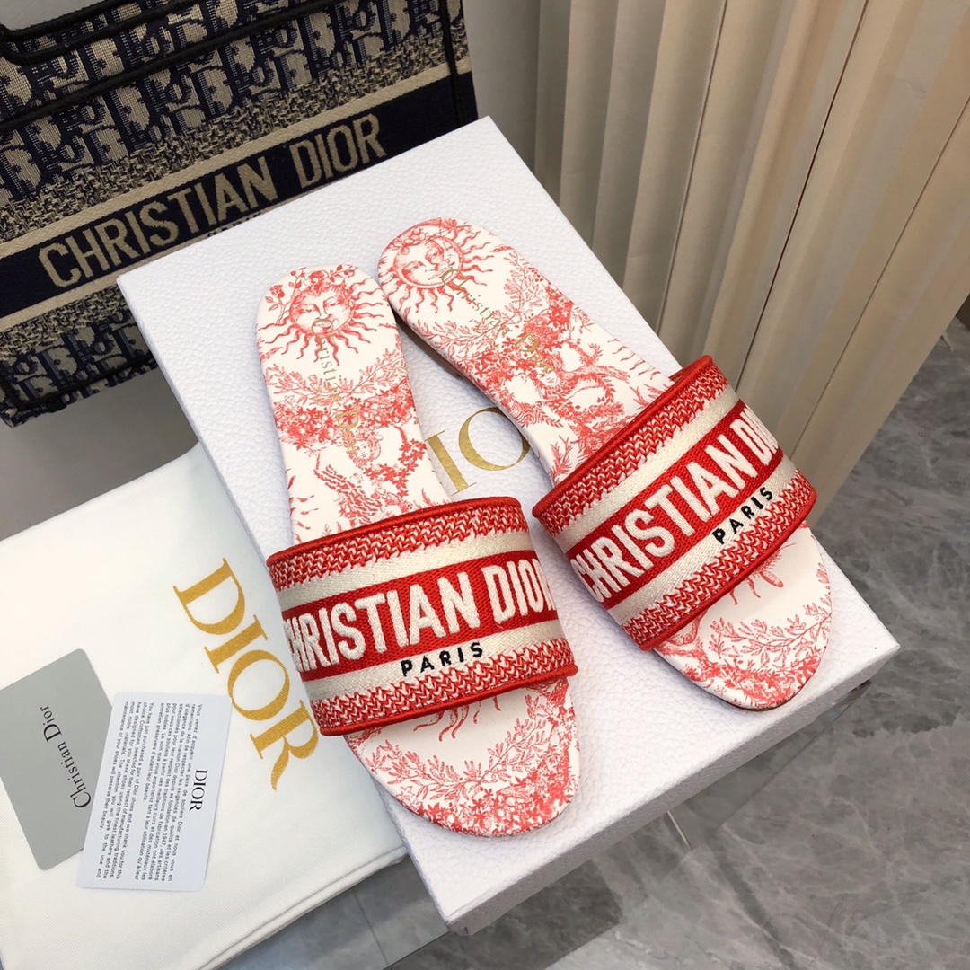 NO:167455,2025- No. 181 New style jacquard embroidered sandals in early spring ♀ As the main presbyterian embroidery series sandals in D's home, there is a new color every year and it will be out of stock as soon as it is new. The embroidery design has a three-dimensional and exquisite feeling, simple and generous, and is not picky at all. It can be held on any occasion, making people love it. Exclusive customized letter three-dimensional embroidery upper, high-density electric embroidery technology, without any connection, overlap, perfect quality, and complex craftsmanship. Consistent with the original version, comfortable and soft, pay attention to discernment. Italian leather outsole Size35-40 (41 and 42 can be ordered without return and exchange) More than a dozen colors are available, slippers, dior, slippers, Leather soles198609092025- 181号花色 早春新款提花刺绣凉拖鞋♀  作为D家主打款老花刺绣系列凉拖,每年都会新色,一出新就立马断货,刺绣设计有立体感非常精致,简单大方,完全不挑人,任何场合都能hold住,让人爱不释手 独家订制字母立体刺绣鞋面,高密度电绣工艺,没有任何的连线、重合,完美品质,复杂工艺.与原版一致,舒适柔软,注意辨别.意大利真皮大底Size35-40（41、42可订不退换）十几种颜色可选,拖鞋,dior,slippers,Leather soles,Women's Shoes