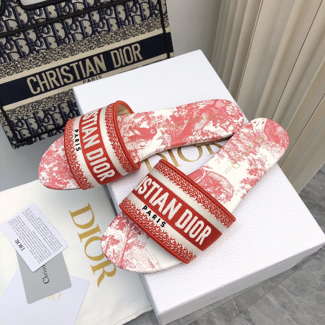 NO:167457,2025-182 Colors, New Jacquard Embroidered Sandals in Early Spring, As the main style of D's presbyterian embroidery series sandals, there are new colors every year, and they are out of stock as soon as they are new. The embroidery design has a three-dimensional and exquisite feeling, simple and generous, and is not picky at all. It can be held on any occasion, making people love it. Exclusive customized letter three-dimensional embroidery upper, high-density electric embroidery technology, without any connection, overlap, perfect quality, and complex craftsmanship. Consistent with the original version, comfortable and soft, pay attention to discernment. Italian leather outsole Size35-40 (41 and 42 can be ordered without return and exchange) More than a dozen colors are available, slippers, dior, slippers, Leather soles198609092025- 182号花色 早春新款提花刺绣凉拖鞋♀  作为D家主打款老花刺绣系列凉拖,每年都会新色,一出新就立马断货,刺绣设计有立体感非常精致,简单大方,完全不挑人,任何场合都能hold住,让人爱不释手 独家订制字母立体刺绣鞋面,高密度电绣工艺,没有任何的连线、重合,完美品质,复杂工艺.与原版一致,舒适柔软,注意辨别.意大利真皮大底Size35-40（41、42可订不退换）十几种颜色可选,拖鞋,dior,slippers,Leather soles,Women's Shoes