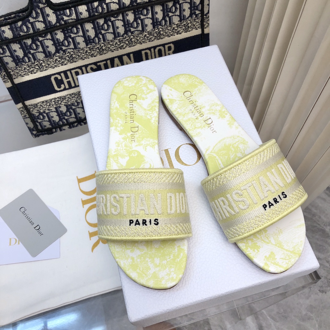 NO:167459,2025-183 Colors, New Jacquard Embroidered Sandals in Early Spring, As the main style of D's presbyterian embroidery series sandals, there are new colors every year, and they are out of stock as soon as they are new. The embroidery design has a three-dimensional and exquisite feeling, simple and generous, and is not picky at all. It can be held on any occasion, making people love it. Exclusive customized letter three-dimensional embroidery upper, high-density electric embroidery technology, without any connection, overlap, perfect quality, and complex craftsmanship. Consistent with the original version, comfortable and soft, pay attention to discernment. Italian leather outsole Size35-40 (41 and 42 can be ordered without return and exchange) More than a dozen colors are available, slippers, dior, slippers, Leather soles198609092025- 183号花色 早春新款提花刺绣凉拖鞋♀  作为D家主打款老花刺绣系列凉拖,每年都会新色,一出新就立马断货,刺绣设计有立体感非常精致,简单大方,完全不挑人,任何场合都能hold住,让人爱不释手 独家订制字母立体刺绣鞋面,高密度电绣工艺,没有任何的连线、重合,完美品质,复杂工艺.与原版一致,舒适柔软,注意辨别.意大利真皮大底Size35-40（41、42可订不退换）十几种颜色可选,拖鞋,dior,slippers,Leather soles,Women's Shoes