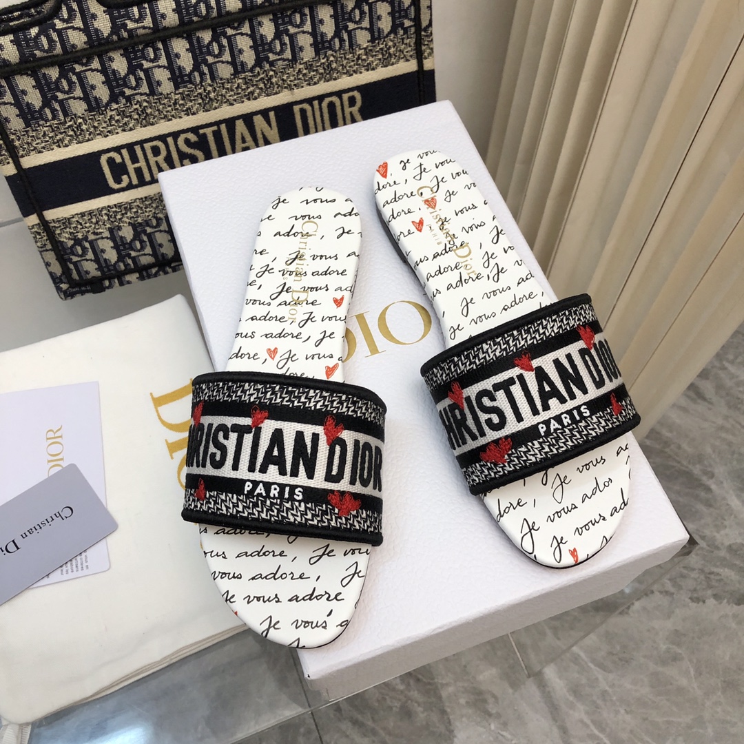 NO:167461,2025- No. 184 Colors, New Jacquard Embroidered Sandals in Early Spring, As the main style of D's presbyterian embroidery series sandals, there is a new color every year, and it will be out of stock as soon as it is new. The embroidery design has a three-dimensional and exquisite feeling, simple and generous, and is not picky at all. It can be held on any occasion, making people love it. Exclusive customized letter three-dimensional embroidery upper, high-density electric embroidery technology, without any connection, overlap, perfect quality, and complex craftsmanship. Consistent with the original version, comfortable and soft, pay attention to discernment. Italian leather outsole Size35-40 (41 and 42 can be ordered without return and exchange) More than a dozen colors are available, slippers, dior, slippers, Leather soles198609092025- 184号花色 早春新款提花刺绣凉拖鞋♀  作为D家主打款老花刺绣系列凉拖,每年都会新色,一出新就立马断货,刺绣设计有立体感非常精致,简单大方,完全不挑人,任何场合都能hold住,让人爱不释手 独家订制字母立体刺绣鞋面,高密度电绣工艺,没有任何的连线、重合,完美品质,复杂工艺.与原版一致,舒适柔软,注意辨别.意大利真皮大底Size35-40（41、42可订不退换）十几种颜色可选,拖鞋,dior,slippers,Leather soles,Women's Shoes