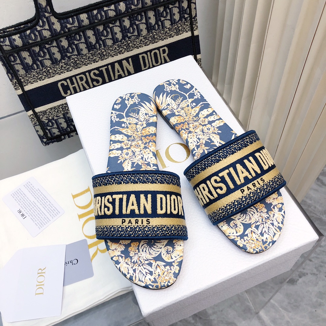 NO:167466,2025-196 Colors, New Jacquard Embroidered Sandals in Early Spring, As the main style of D's presbyterian embroidery series sandals, there are new colors every year, and they are out of stock as soon as they are new. The embroidery design has a three-dimensional and exquisite feeling, simple and generous, and is not picky at all. It can be held on any occasion, making people love it. Exclusive customized letter three-dimensional embroidery upper, high-density electric embroidery technology, without any connection, overlap, perfect quality, and complex craftsmanship. Consistent with the original version, comfortable and soft, pay attention to discernment. Italian leather outsole Size35-40 (41 and 42 can be ordered without return and exchange) More than a dozen colors are available, slippers, dior, slippers, Leather soles198609092025- 196号花色 早春新款提花刺绣凉拖鞋♀  作为D家主打款老花刺绣系列凉拖,每年都会新色,一出新就立马断货,刺绣设计有立体感非常精致,简单大方,完全不挑人,任何场合都能hold住,让人爱不释手 独家订制字母立体刺绣鞋面,高密度电绣工艺,没有任何的连线、重合,完美品质,复杂工艺.与原版一致,舒适柔软,注意辨别.意大利真皮大底Size35-40（41、42可订不退换）十几种颜色可选,拖鞋,dior,slippers,Leather soles,Women's Shoes