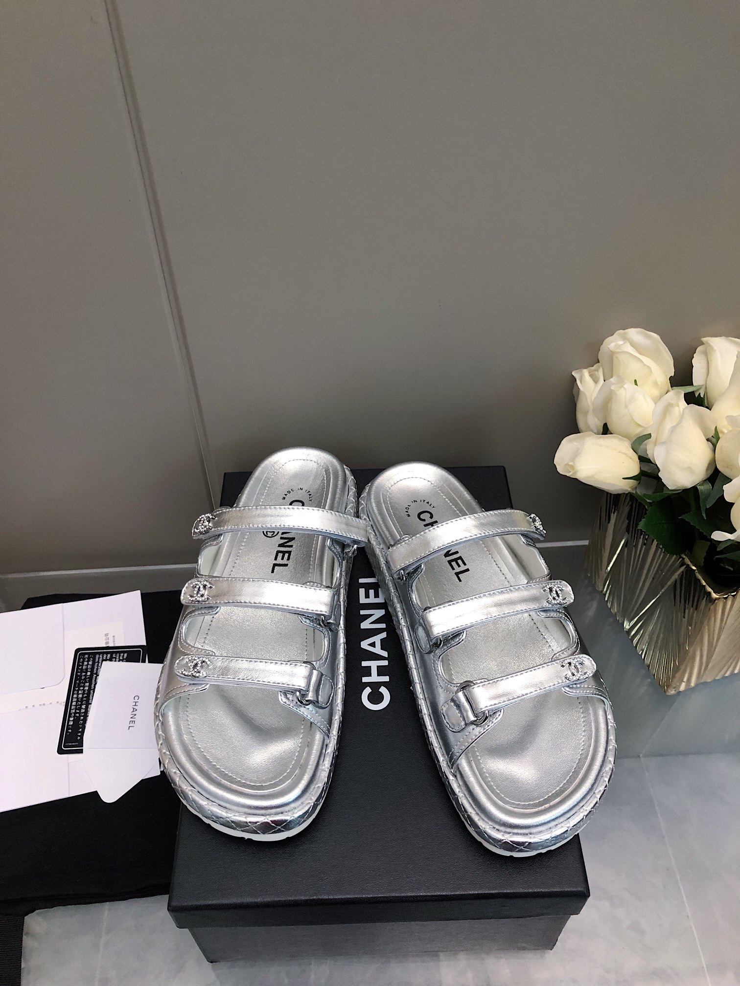 NO:171521,2025- Chanel Xiaoxiang new 2025 spring and summer sandals and slippers!  Top version of the product!  Imported upper fabric, footbed inner sheepskin, original hardware buckle original outsole Size:35-41 (custom made on 40 41), slippers, chanel, sandals, slippers, sheepskin198609092025- Chanel 小香新款2025春夏凉鞋拖鞋！ 顶级对版货！ 鞋面进口面料, 垫脚内里羊皮, 原版五金扣 原版大底 Size:35-41（40 41定做）,拖鞋,chanel,sandals,slippers,sheepskin,Women's Shoes