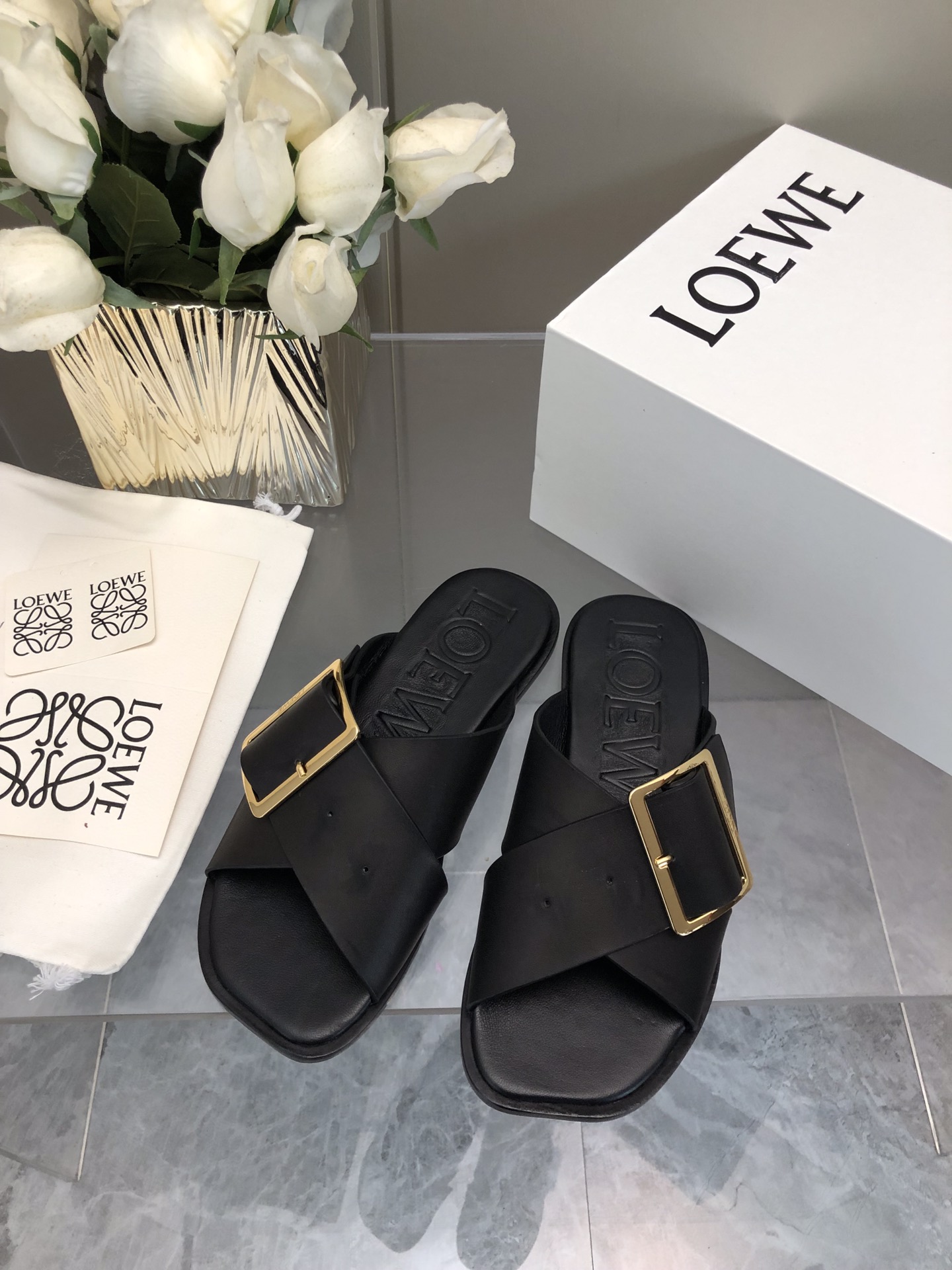 NO:173204,- Loewe slippers 25 new models Super classic essential items for shoe cabinets Hot fashion style This is so beautiful, the appearance reveals an elegant temperament. This shoe can be said to be the most comfortable one I have ever worn. It is a comfortable nice. Water-dyed cowhide. High-end pairing. The fabric is made of the same material as the original. Waxed cowhide. The outsole is made of Italian leather outsole   double injection molding. More wear-resistant and fabric-resistant 35 36 37 38 39 40 (40 41 customization), slippers, loewe, slippers, cowhide, Leather soles19860909- Loewe拖鞋 25新款 超经典 鞋柜必备单品 大热时尚风格 这个太好看了吧 外形显露出优雅的气质 这款鞋可以说是我穿过最舒服的没有之一打造的就是一个舒适nice 水染牛皮 高端对版 面料选用原版一致材料 打蜡牛皮 大底选用意大利真皮大底 双注塑工艺 更耐磨抗造 35 36 37 38 39 40 (40 41定制),拖鞋,loewe,slippers,cowhide,Leather soles,Women's Shoes