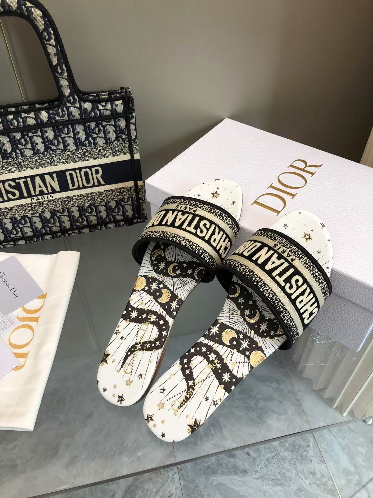 NO:165969,2025-205 Colors New Jacquard Embroidered Sandals in Early Spring ♀ As D's main presbyterian embroidery series sandals, there are new colors every year and they are out of stock as soon as they are new. The embroidery design has a three-dimensional and exquisite feeling, simple and generous, and is not picky at all. It can be held on any occasion, making people love it. Exclusive customized letter three-dimensional embroidery upper, high-density electric embroidery technology, without any connection, overlap, perfect quality, and complex craftsmanship. Consistent with the original version, comfortable and soft, pay attention to discernment. Italian leather outsole Size35-40 (41 and 42 can be ordered without return and exchange) More than a dozen colors are available, slippers, dior, slippers, Leather soles198609092025- 205号花色 早春新款提花刺绣凉拖鞋♀  作为D家主打款老花刺绣系列凉拖,每年都会新色,一出新就立马断货,刺绣设计有立体感非常精致,简单大方,完全不挑人,任何场合都能hold住,让人爱不释手 独家订制字母立体刺绣鞋面,高密度电绣工艺,没有任何的连线、重合,完美品质,复杂工艺.与原版一致,舒适柔软,注意辨别.意大利真皮大底Size35-40（41、42可订不退换）十几种颜色可选,拖鞋,dior,slippers,Leather soles,Women's Shoes