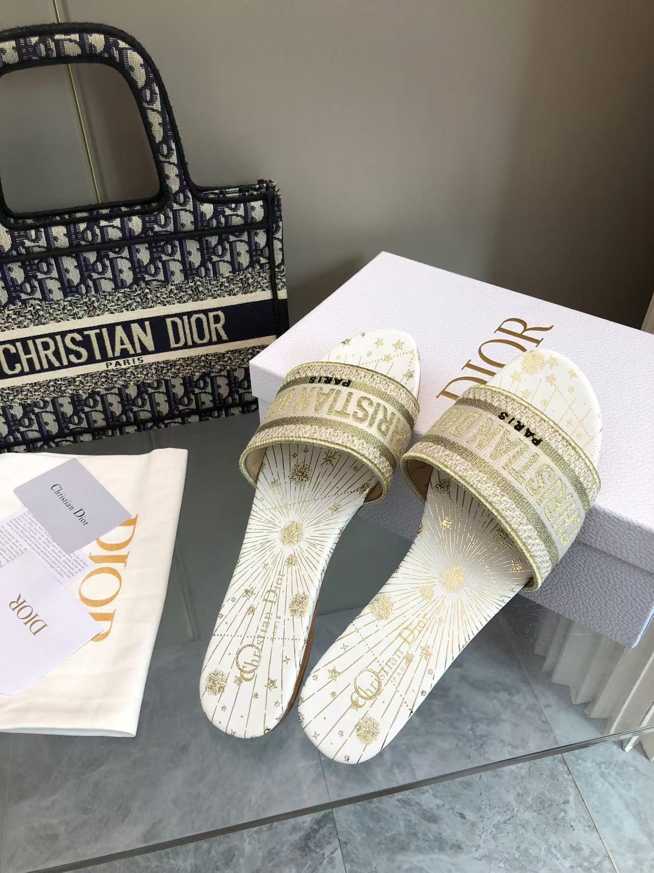 NO:165972,2025-206 Colors, New Jacquard Embroidered Sandals in Early Spring, As the main style of D's presbyterian embroidery series sandals, there are new colors every year, and they are out of stock as soon as they are new. The embroidery design has a three-dimensional and exquisite feeling, simple and generous, and is not picky at all. It can be held on any occasion, making people love it. Exclusive customized letter three-dimensional embroidery upper, high-density electric embroidery technology, without any connection, overlap, perfect quality, and complex craftsmanship. Consistent with the original version, comfortable and soft, pay attention to discernment. Italian leather outsole Size35-40 (41 and 42 can be ordered without return and exchange) More than a dozen colors are available, slippers, dior, slippers, Leather soles198609092025- 206号花色 早春新款提花刺绣凉拖鞋♀  作为D家主打款老花刺绣系列凉拖,每年都会新色,一出新就立马断货,刺绣设计有立体感非常精致,简单大方,完全不挑人,任何场合都能hold住,让人爱不释手 独家订制字母立体刺绣鞋面,高密度电绣工艺,没有任何的连线、重合,完美品质,复杂工艺.与原版一致,舒适柔软,注意辨别.意大利真皮大底Size35-40（41、42可订不退换）十几种颜色可选,拖鞋,dior,slippers,Leather soles,Women's Shoes