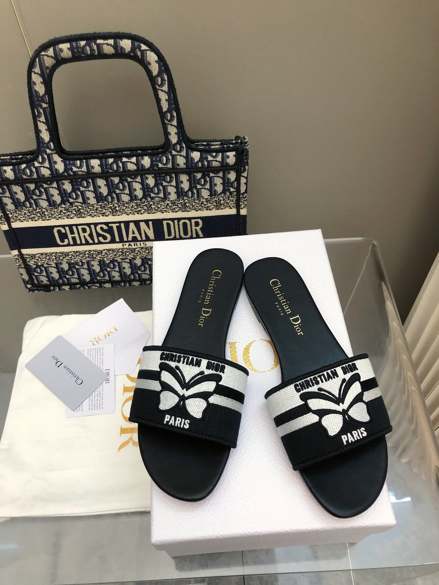 NO:165975,2025-207 Colors New Jacquard Embroidered Sandals in Early Spring ♀ As D's main presbyterian embroidery series sandals, there are new colors every year and they are out of stock as soon as they are new. The embroidery design has a three-dimensional and exquisite feeling, simple and generous, and is not picky at all. It can be held on any occasion, making people love it. Exclusive customized letter three-dimensional embroidery upper, high-density electric embroidery technology, without any connection, overlap, perfect quality, and complex craftsmanship. Consistent with the original version, comfortable and soft, pay attention to discernment. Italian leather outsole Size35-40 (41 and 42 can be ordered without return and exchange) More than a dozen colors are available, slippers, dior, slippers, Leather soles198609092025- 207号花色 早春新款提花刺绣凉拖鞋♀  作为D家主打款老花刺绣系列凉拖,每年都会新色,一出新就立马断货,刺绣设计有立体感非常精致,简单大方,完全不挑人,任何场合都能hold住,让人爱不释手 独家订制字母立体刺绣鞋面,高密度电绣工艺,没有任何的连线、重合,完美品质,复杂工艺.与原版一致,舒适柔软,注意辨别.意大利真皮大底Size35-40（41、42可订不退换）十几种颜色可选,拖鞋,dior,slippers,Leather soles,Women's Shoes