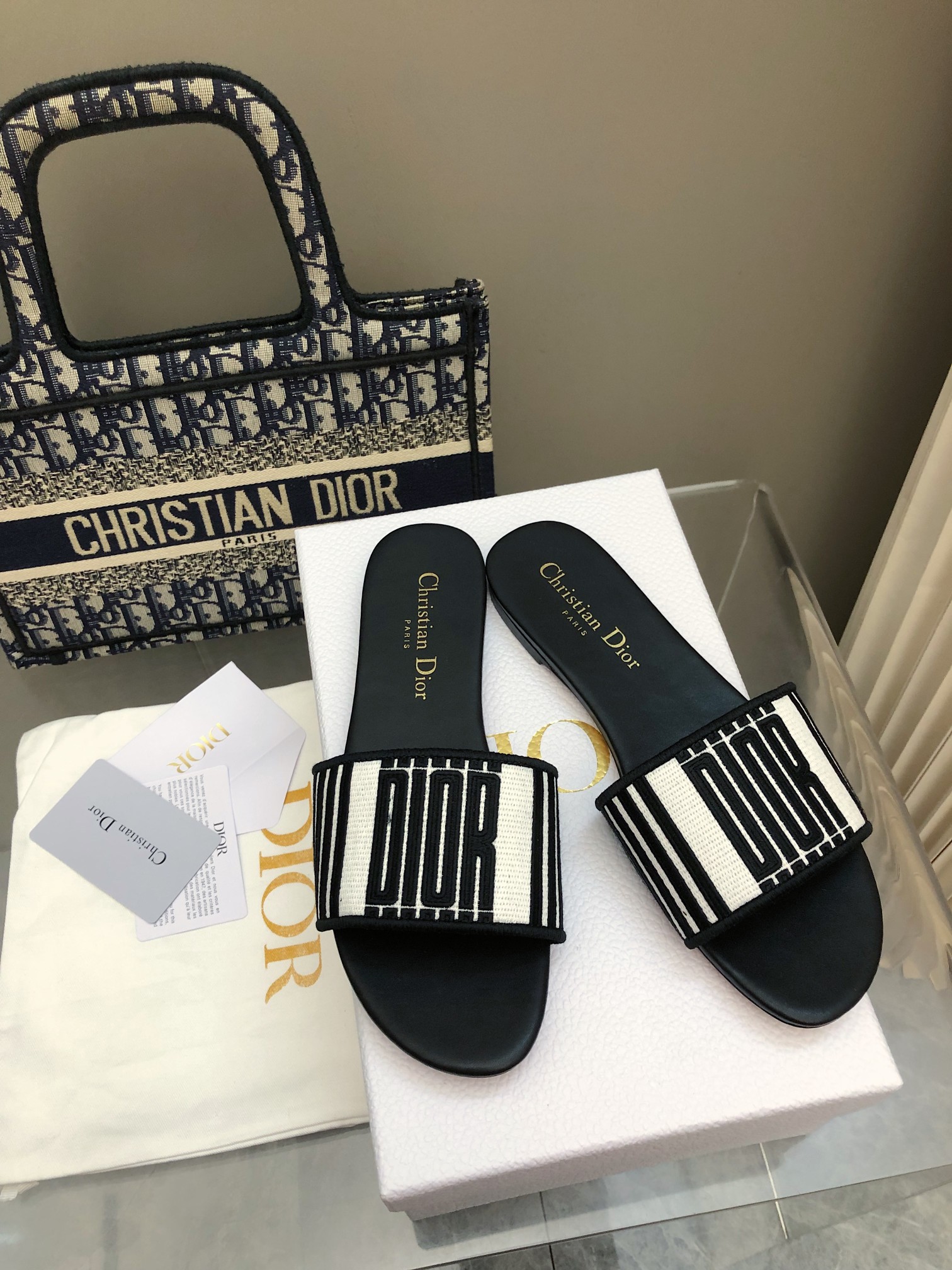 NO:165978,2025-208 Colors, New Jacquard Embroidered Sandals in Early Spring, As the main style of D's presbyterian embroidery series sandals, there are new colors every year, and they are out of stock as soon as they are new. The embroidery design has a three-dimensional and exquisite feeling, simple and generous, and is not picky at all. It can be held on any occasion, making people love it. Exclusive customized letter three-dimensional embroidery upper, high-density electric embroidery technology, without any connection, overlap, perfect quality, and complex craftsmanship. Consistent with the original version, comfortable and soft, pay attention to discernment. Italian leather outsole Size35-40 (41 and 42 can be ordered without return and exchange) More than a dozen colors are available, slippers, dior, slippers, Leather soles198609092025- 208号花色 早春新款提花刺绣凉拖鞋♀  作为D家主打款老花刺绣系列凉拖,每年都会新色,一出新就立马断货,刺绣设计有立体感非常精致,简单大方,完全不挑人,任何场合都能hold住,让人爱不释手 独家订制字母立体刺绣鞋面,高密度电绣工艺,没有任何的连线、重合,完美品质,复杂工艺.与原版一致,舒适柔软,注意辨别.意大利真皮大底Size35-40（41、42可订不退换）十几种颜色可选,拖鞋,dior,slippers,Leather soles,Women's Shoes