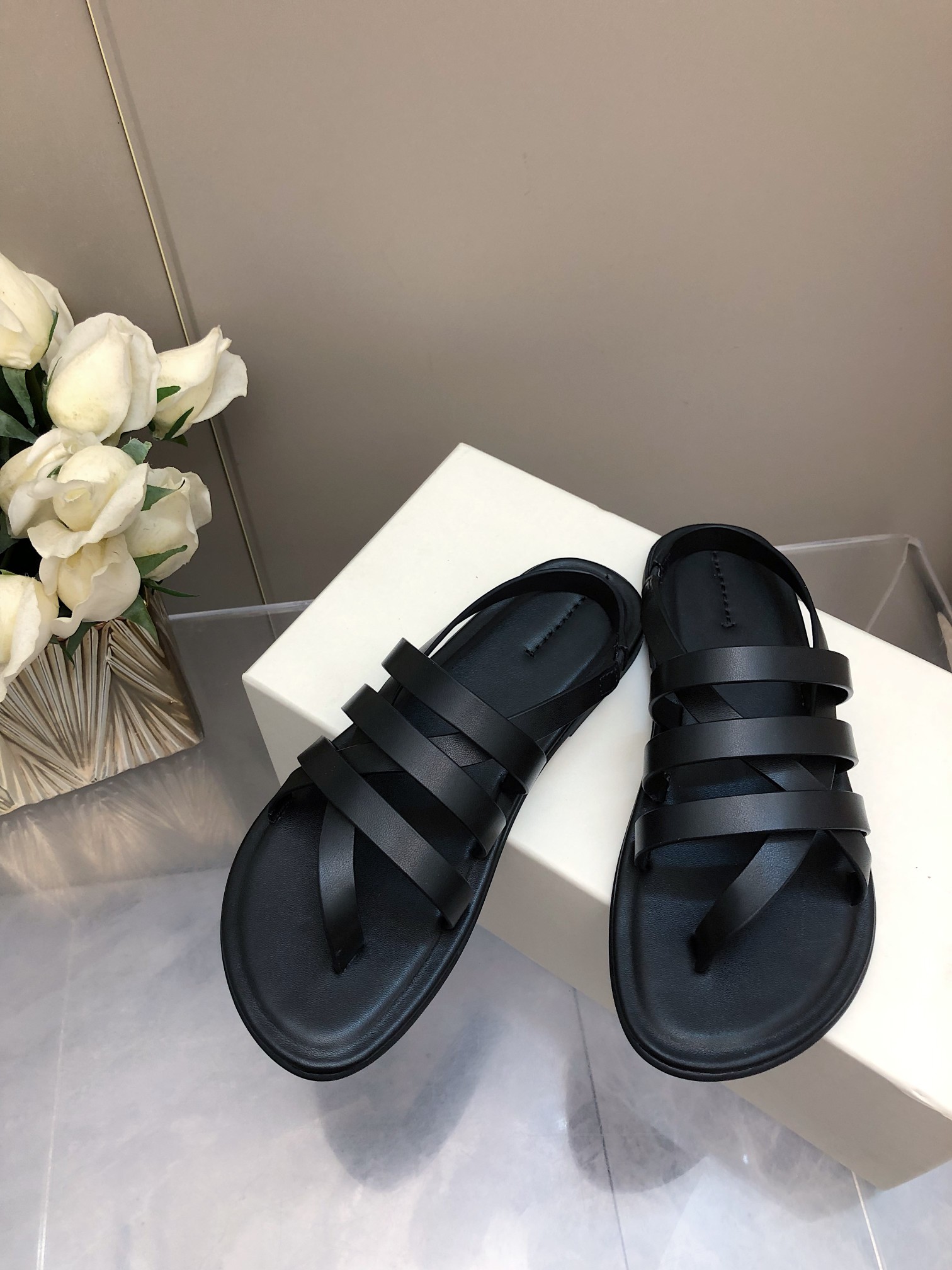 NO:234751,2025- 25ss early spring new products Roman flat sandals This season's shoes have a brand new visual experience. Playful combination. It looks cool and beautiful. A must-have fashion item for shoe cabinets. The fabric is imported calfskin, and the inner foot pads are all cowhide. Size#35-40, sandals, sandals, cowhide198609092025- 25ss早春新品 罗马平底凉鞋 这一季的鞋履全新视觉体验 俏皮搭配 显得酷酷的真是绝美 鞋柜必备的时尚单品. 面料采用进口小牛皮 内里垫脚均为牛皮 Size#35-40,凉鞋,sandals,cowhide,Women's Shoes