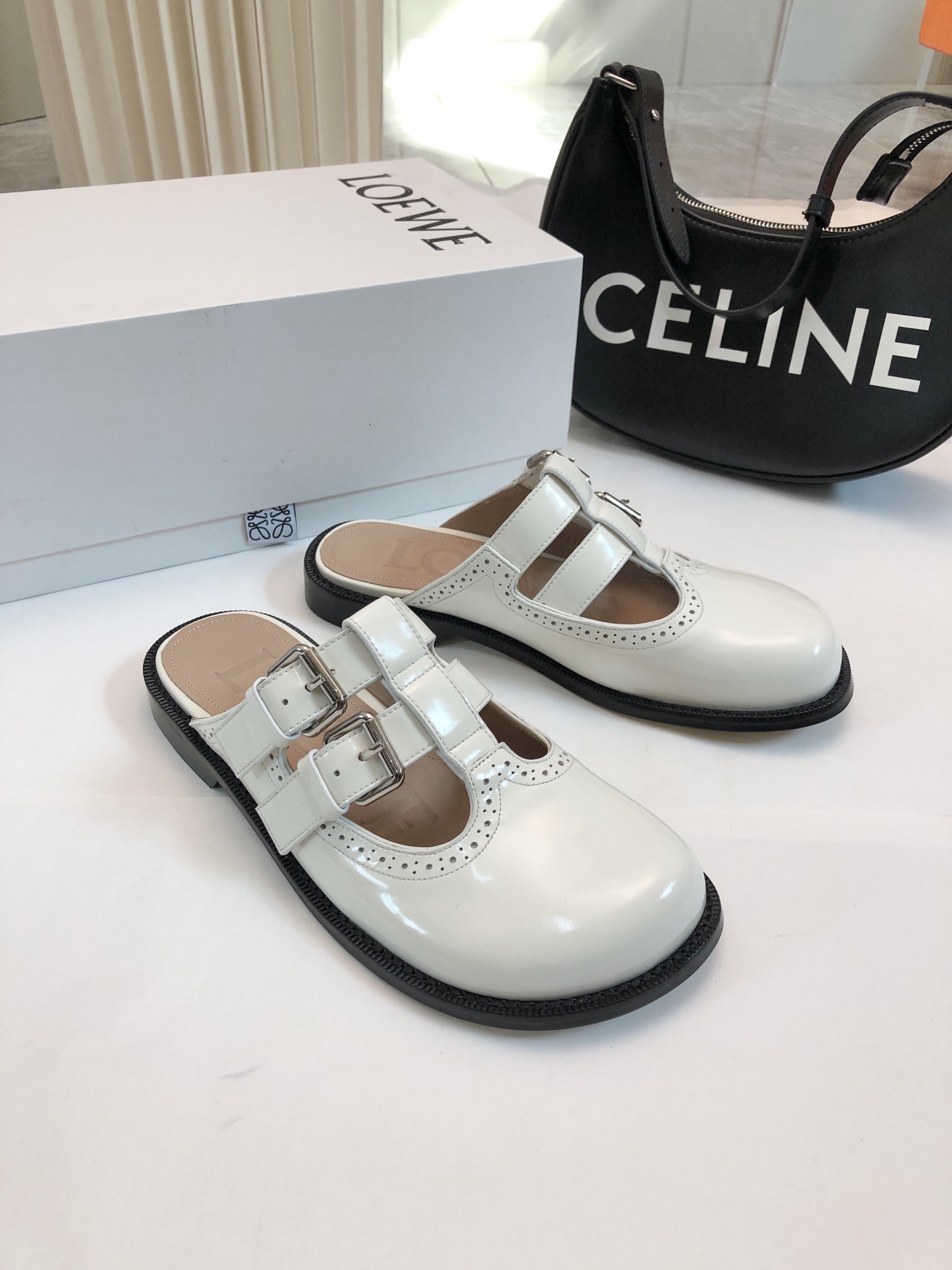 NO:238770,Top version Style, original development, making goods, returning to nature styles mix the aesthetic details of the millennial era, showing the elegant temperament of the new generation, and are very versatile with skirts and pants... Fabric: Original custom imported beaded cowhide inner: Original custom cowhide foot pad: cowhide large sole: original mold genuine leather large sole Size: 35-41 (40/41 customization without return and exchange) Packaging: full set of original drawer boxes Color: official website synchronized 3 colors, semi-drag, skirts, cowhide, Leather soles19860909顶级版本 款式,原版开发 做货 ,返璞归真的款式混合了千禧年代的美学细节 展现新一代之雅痞气质 配裙子裤子都非常百搭…… 面料:原版定制进口开边珠牛皮 内里:原版定制牛皮里 垫脚:牛皮 大底:原开模真皮大底 码数:35-41（40/41定制不退换） 包装:原版抽屉盒全套包装 颜色:官网同步3色出,半拖,skirts,cowhide,Leather soles,Women's Shoes