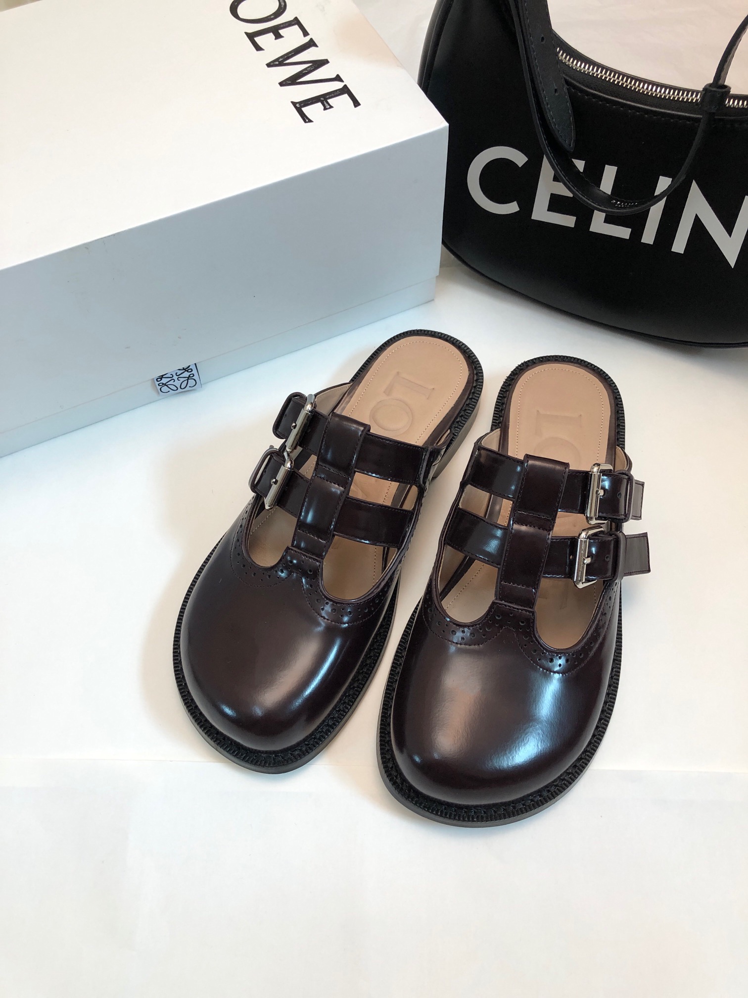 NO:166005,2025- Top version LOEWE RESORT2025 style, Luo Yiwei Original development, making products, returning to nature styles mix the aesthetic details of the millennial era, showing the elegant temperament of the new generation, and the skirts and pants are very versatile... Fabric: Original custom imported edge beaded cowhide Inner: Original custom cowhide foot pad: cowhide large sole: original mold genuine leather large sole Size: 35-41 (40/41 customization without return and exchange) Packaging: full set of original drawer boxes Color: official website synchronized 3 colors, semi-drag, loewe, loewe, skirts, cowhide, Leather soles198609092025- 顶级版本 LOEWE RESORT2025款式,罗意威 原版开发 做货 ,返璞归真的款式混合了千禧年代的美学细节 展现新一代之雅痞气质 配裙子裤子都非常百搭…… 面料:原版定制进口开边珠牛皮 内里:原版定制牛皮里 垫脚:牛皮 大底:原开模真皮大底 码数:35-41（40/41定制不退换） 包装:原版抽屉盒全套包装 颜色:官网同步3色出,半拖,loewe,loewe,skirts,cowhide,Leather soles,Women's Shoes