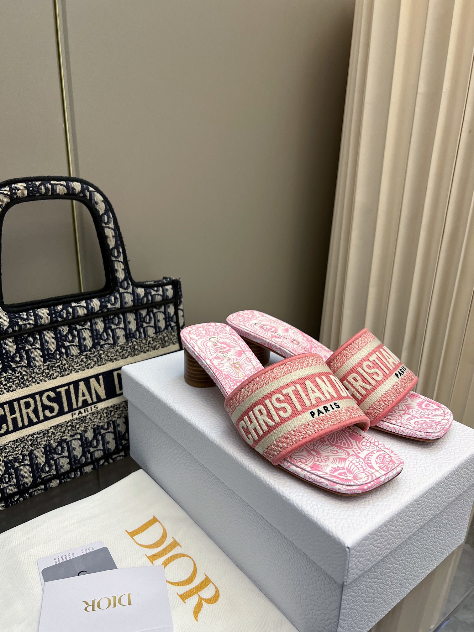 NO:165966,2025- Silk 3cm 25 early spring new jacquard embroidered sandals ♀ The toe and heel are replaced with silk fabric, skin-friendly and not slipping. As D's main presbyterian embroidery series sandals, they are new colors every year and are out of stock as soon as they are new. The embroidery design has a three-dimensional and exquisite feeling, simple and generous, and is not picky at all. It can be held on any occasion, making people love it. Exclusive customized letter three-dimensional embroidery upper, high-density electric embroidery process, without any connection, overlap, perfect quality, and complex craftsmanship. Consistent with the original version, comfortable and soft, pay attention to discernment. Italian leather outsole Size35-40 (41 and 42 can be ordered without return and exchange) More than a dozen colors are available, slippers, dior, slippers, real silk, Leather soles198609092025- 真丝款3cm 25早春新款提花刺绣凉拖鞋♀鞋头和后跟都改用了真丝面料 亲肤还不打滑  作为D家主打款老花刺绣系列凉拖,每年都会新色,一出新就立马断货,刺绣设计有立体感非常精致,简单大方,完全不挑人,任何场合都能hold住,让人爱不释手 独家订制字母立体刺绣鞋面,高密度电绣工艺,没有任何的连线、重合,完美品质,复杂工艺.与原版一致,舒适柔软,注意辨别.意大利真皮大底Size35-40（41、42可订不退换）十几种颜色可选,拖鞋,dior,slippers,real silk,Leather soles,Women's Shoes