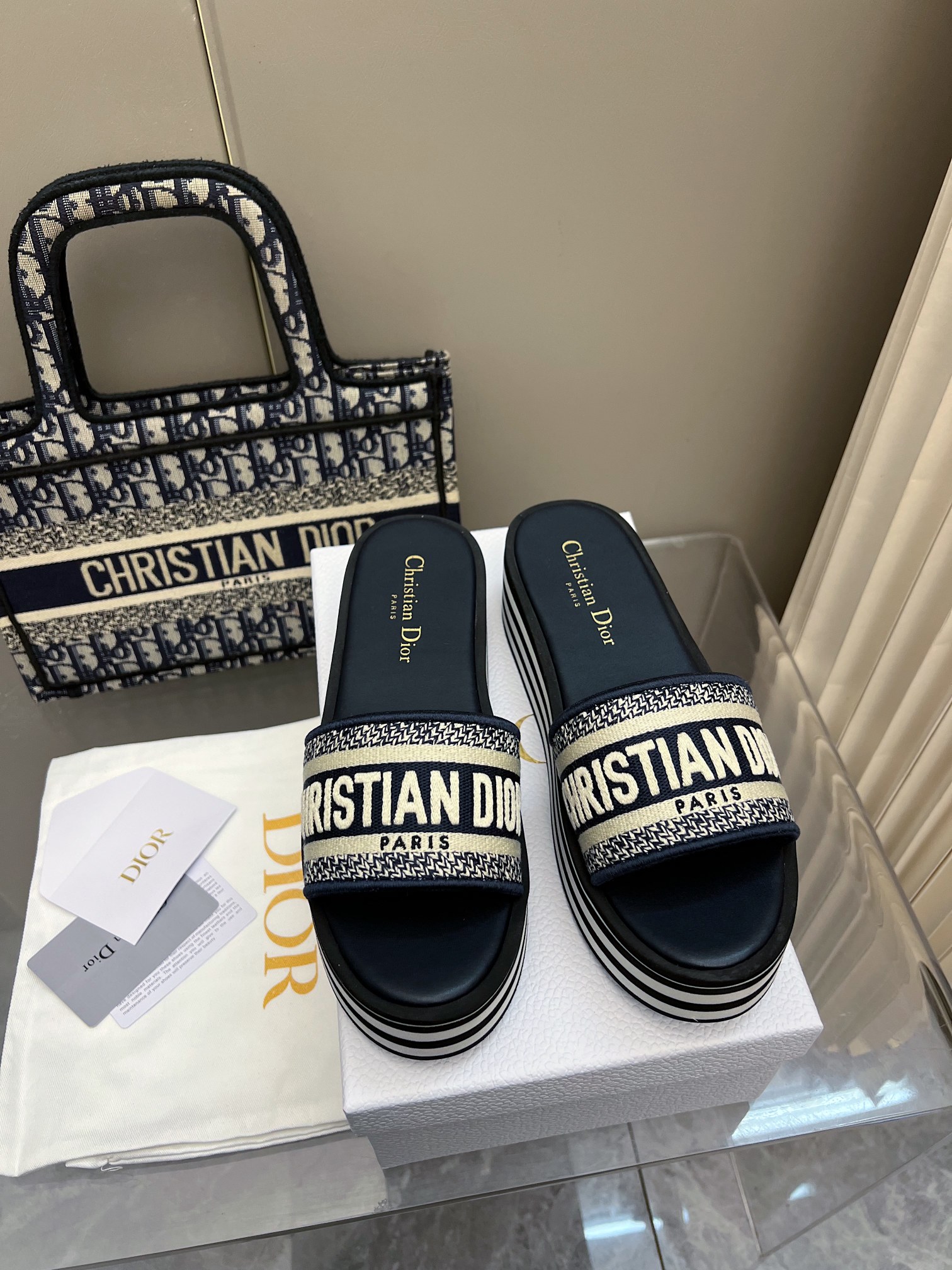 NO:165963,2025- DIOR 5/ New thick-soled EVA-soled slippers _________________________________________ with agility and vitality, it fully demonstrates the fashion style of this season!  Wooden decoration and clean structure add modern style   classic brand logo decoration, showing the exquisite brand fashion essence!  The perfect wooden structure is carved by a machine, and then hand-polished and dyed to demonstrate the workshop's exquisite skills!  Rubber and wood materials are cleverly combined to create a composite sole, making the steps light and comfortable. ……………………………………………………………………………………………………………………………………………………………………………………………………………………………………………………………………………………………………………………………………………………………………………………………………………………………………………………………………………………………………………………………………………………………………………………………………………………………………………………………………………………………………………………………………………………………………………………………………………………………………………………………………………………………………………………………………………………………………………………………………………………………………………………………………………………………………………………………………………………………………………………………………………………………………………………………………………………………………………………………………………198609092025- DIOR 5/ 新品厚底EVA底拖鞋 _________________________以灵动活力,尽展本季时尚格调！木饰洁构更添摩登风采 经典品牌标识装饰,一展精致的品牌时尚精髓！由机器雕刻出完美木质结构,再经手工打磨及染色,彰显工坊精湛技艺！橡胶与木质材料巧妙糅合,打造出复合材质鞋底,令步履轻盈舒适. ………………………………………… Go 材质 鞋面原版定制 内里牛皮 大底木质和橡胶组合大底 底厚5cm Size35-39（40 41定制）,拖鞋,dior,slippers,cowhide,Women's Shoes