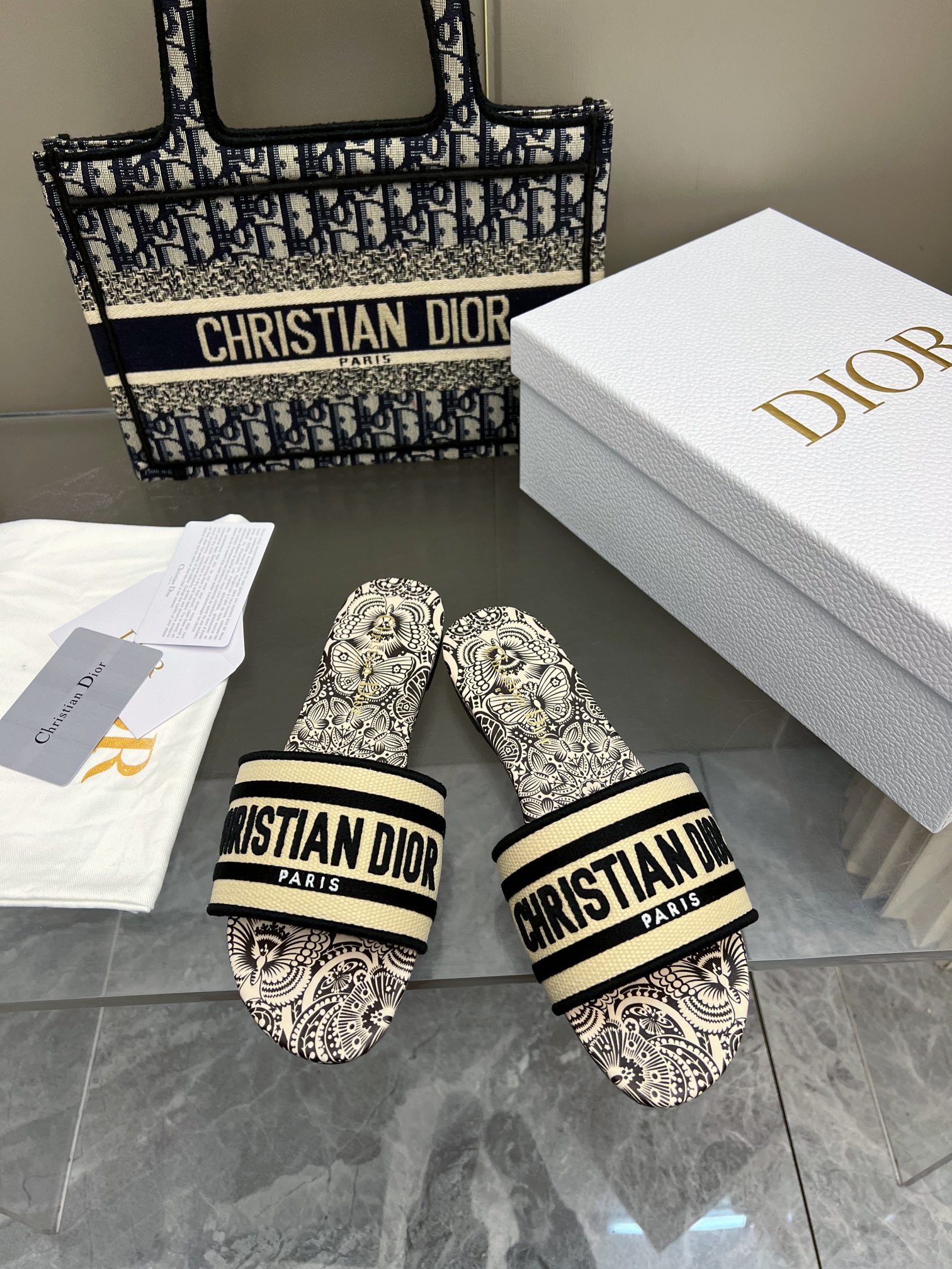 NO:166715,2025-210 Colors, New Jacquard Embroidered Sandals in Early Spring, As the main style of D's presbyterian embroidery series sandals, there are new colors every year, and they are out of stock as soon as they are new. The embroidery design has a three-dimensional and exquisite feeling, simple and generous, and is not picky at all. It can be held on any occasion, making people love it. Exclusive customized letter three-dimensional embroidery upper, high-density electric embroidery technology, without any connection, overlap, perfect quality, and complex craftsmanship. Consistent with the original version, comfortable and soft, pay attention to discernment. Italian leather outsole Size35-40 (41 and 42 can be ordered without return and exchange) More than a dozen colors are available, slippers, dior, slippers, Leather soles198609092025- 210号花色 早春新款提花刺绣凉拖鞋♀  作为D家主打款老花刺绣系列凉拖,每年都会新色,一出新就立马断货,刺绣设计有立体感非常精致,简单大方,完全不挑人,任何场合都能hold住,让人爱不释手 独家订制字母立体刺绣鞋面,高密度电绣工艺,没有任何的连线、重合,完美品质,复杂工艺.与原版一致,舒适柔软,注意辨别.意大利真皮大底Size35-40（41、42可订不退换）十几种颜色可选,拖鞋,dior,slippers,Leather soles,Women's Shoes