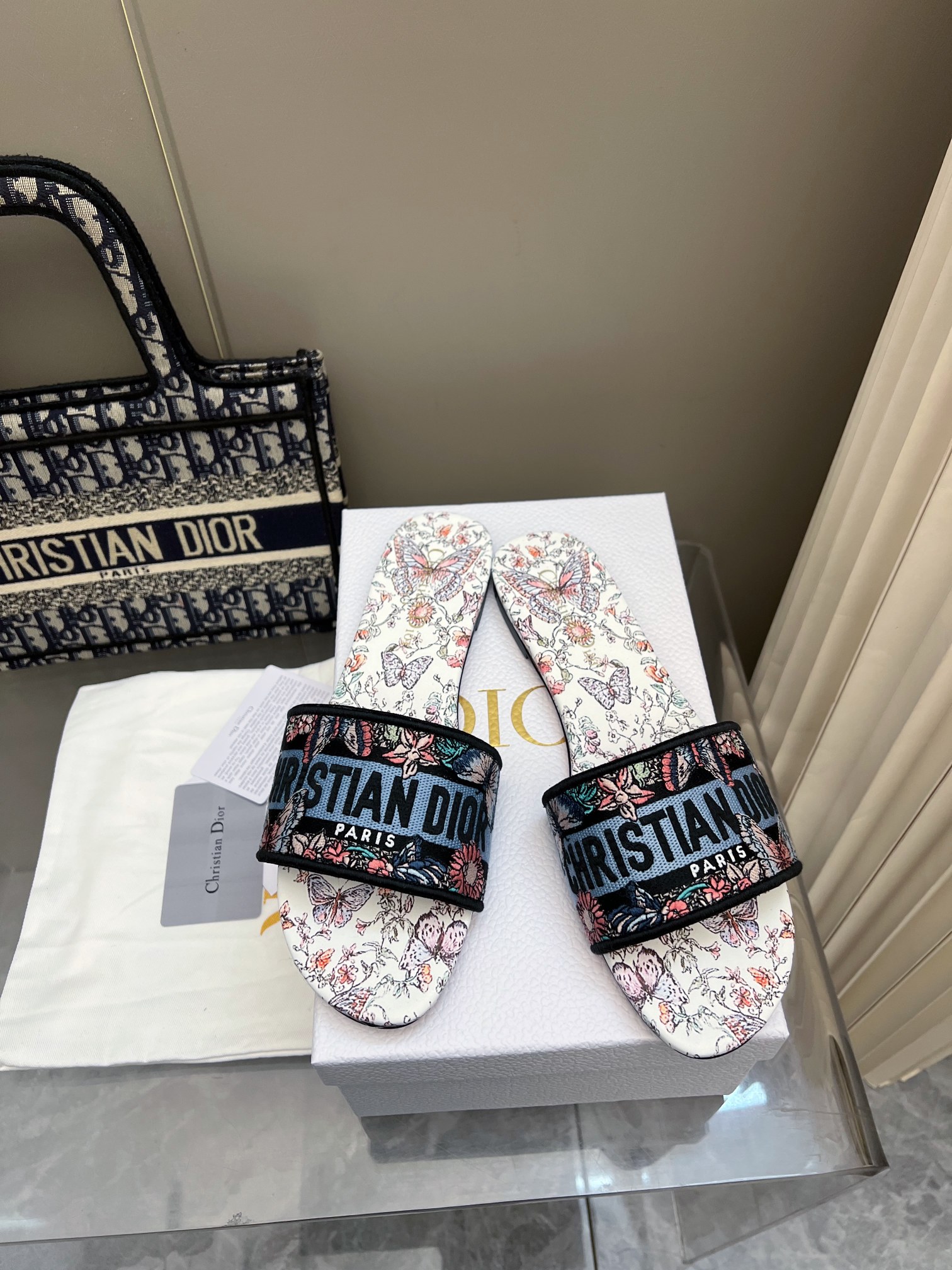 NO:166718,2025-211 Colors New Jacquard Embroidered Sandals in Early Spring ♀ As D's main style of presbyterian embroidery series sandals, there are new colors every year and they are out of stock as soon as they are new. The embroidery design has a three-dimensional and exquisite feeling, simple and generous, and is not picky at all. It can be held on any occasion, making people love it. Exclusive customized letter three-dimensional embroidery upper, high-density electric embroidery technology, without any connection, overlap, perfect quality, and complex craftsmanship. Consistent with the original version, comfortable and soft, pay attention to discernment. Italian leather outsole Size35-40 (41 and 42 can be ordered without return and exchange) More than a dozen colors are available, slippers, dior, slippers, Leather soles198609092025- 211号花色 早春新款提花刺绣凉拖鞋♀  作为D家主打款老花刺绣系列凉拖,每年都会新色,一出新就立马断货,刺绣设计有立体感非常精致,简单大方,完全不挑人,任何场合都能hold住,让人爱不释手 独家订制字母立体刺绣鞋面,高密度电绣工艺,没有任何的连线、重合,完美品质,复杂工艺.与原版一致,舒适柔软,注意辨别.意大利真皮大底Size35-40（41、42可订不退换）十几种颜色可选,拖鞋,dior,slippers,Leather soles,Women's Shoes