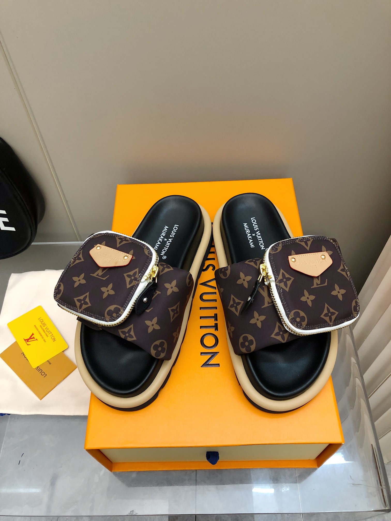 NO:234771,2025- Top version of the new Lujia product, the top version of the counter focuses on the latest donkey slippers, and the new pocket style is in the hard product, full of high-end feel!  A popular model from domestic and foreign bloggers, retro and fashionable, beautiful!  The official website recommends the money!  Upper original fabric 3D color printing small wallet footprint: imported goatskin, original non-slip sole, size 35-41 (42-46 can be customized) Gift box packaging!  ,slippers,louis vuitton,louis vuitton,slippers,wallets,sheepskin198609092025- 顶级版本驴家新品顶级版本专柜主打最新款驴牌拖鞋 硬货上新口袋款 高级感十足！国内外博主刷爆的一款,复古又时髦上脚美炸了！官网主推款！ 鞋面原版面料3D彩印小钱包 垫脚: 进口山羊皮里 大底原版防滑大底 码数35-41（42-46可订制） 礼盒包装！,拖鞋,louis vuitton,louis vuitton,slippers,wallets,sheepskin,Women's Shoes