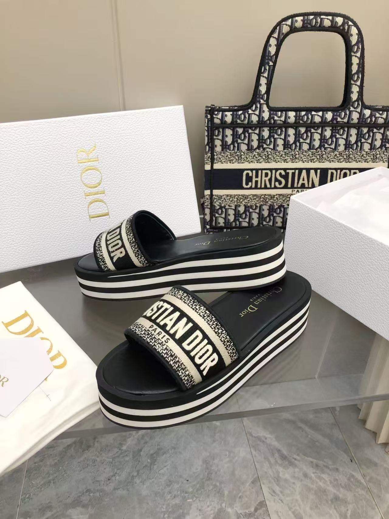 Dior Women's D-Wander Slide Black/White Signature Sandals 1 Dior Women's D-Wander Slide Black/White Signature Sandals