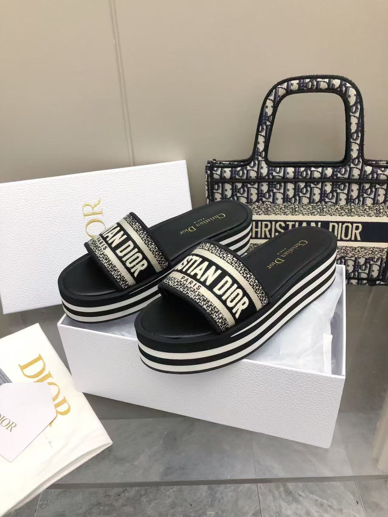 Dior Women's D-Wander Slide Black/White Signature Sandals 4 a1741771676581 8366
