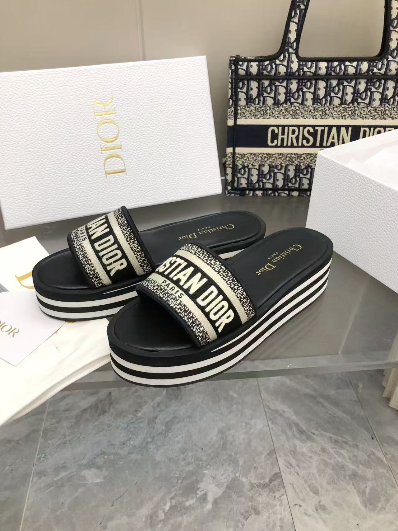 Dior Women's D-Wander Slide Black/White Signature Sandals 6 a1741771676584 0844