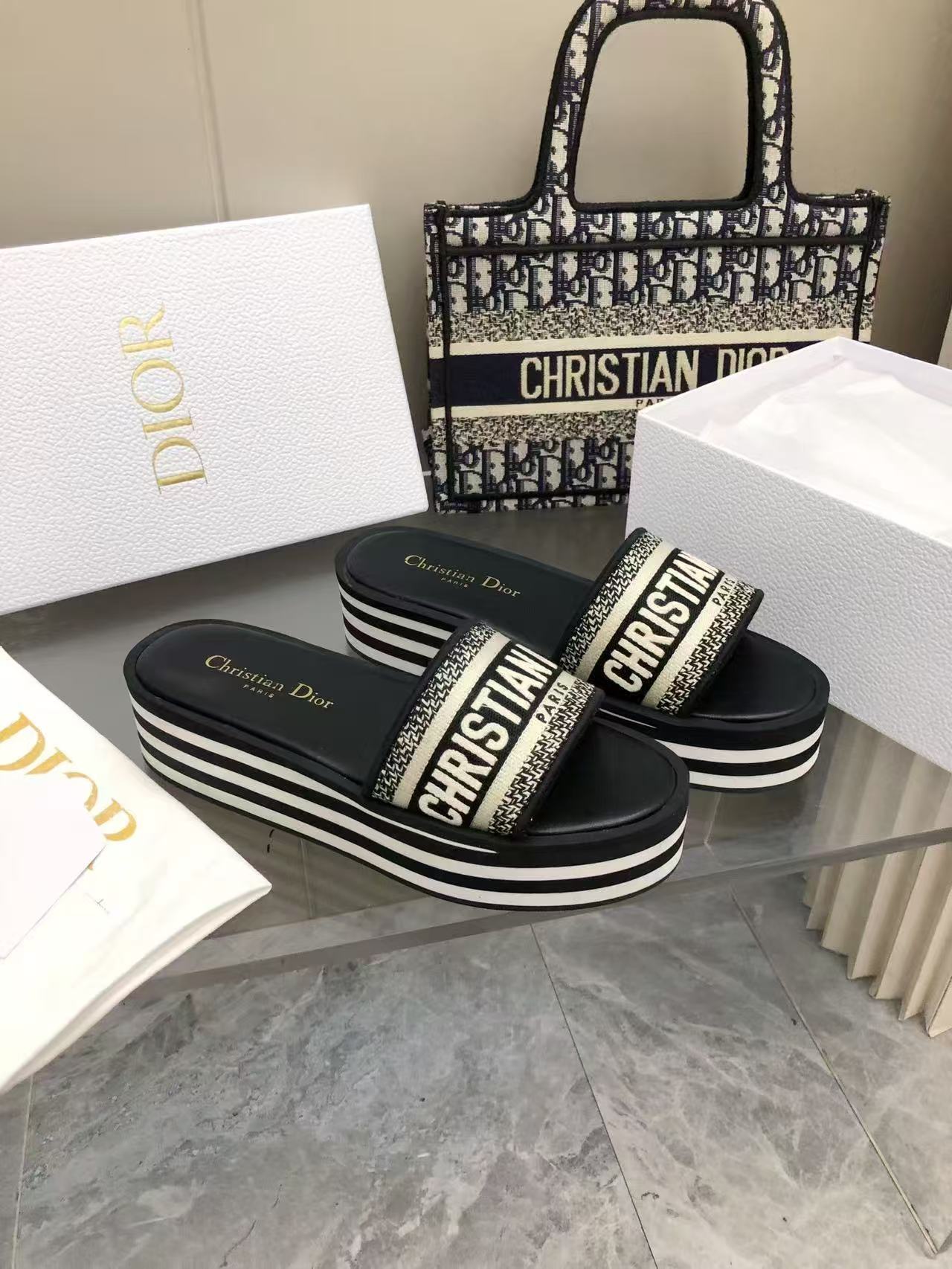 Dior Women's D-Wander Slide Black/White Signature Sandals 5 a1741771676593 8413