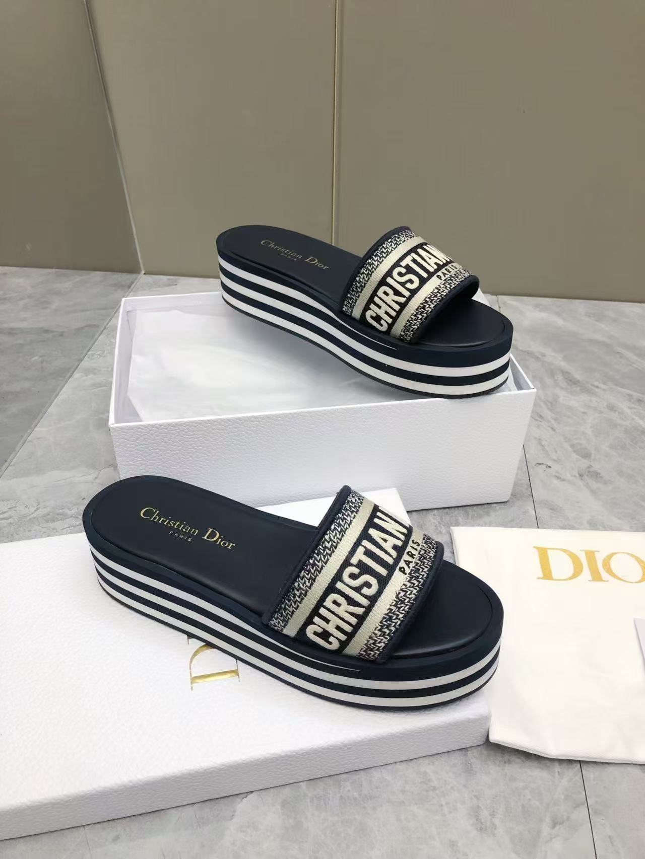 Dior Women's D-Wander Slide Black/White Signature Sandals 10 a1741771677805 5438