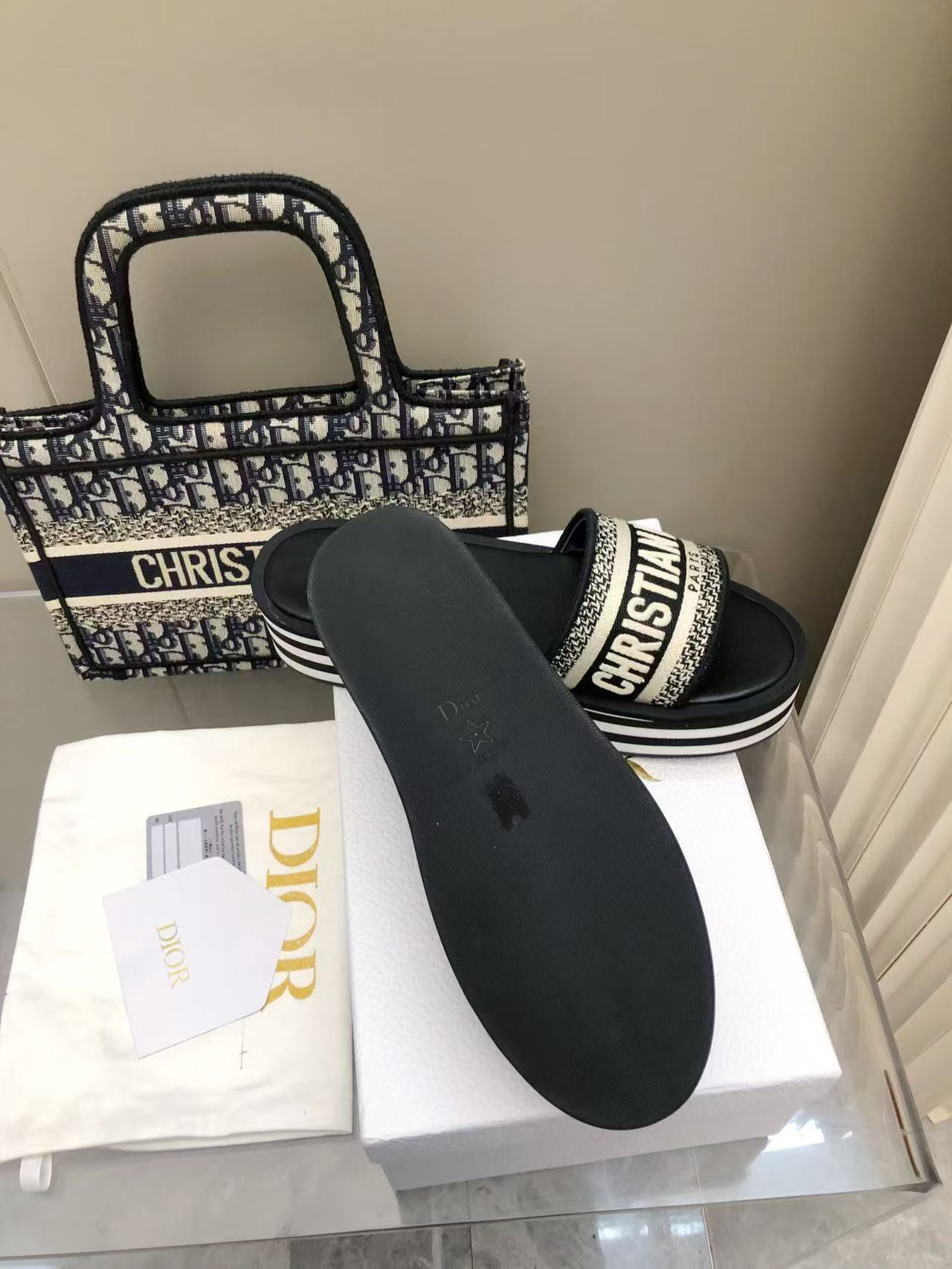 Dior Women's D-Wander Slide Black/White Signature Sandals 7 a1741771677811 6387