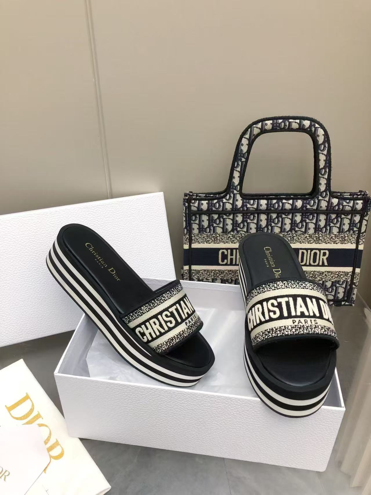 Dior Women's D-Wander Slide Black/White Signature Sandals 9 a1741771677823 8177