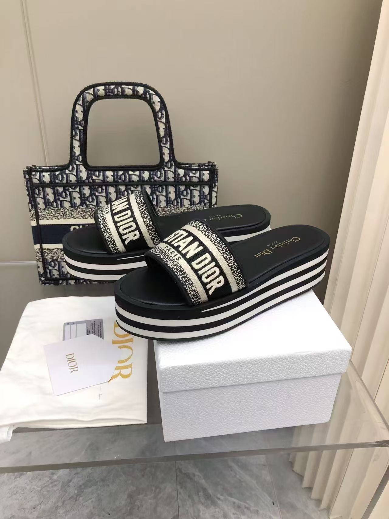 Dior Women's D-Wander Slide Black/White Signature Sandals 8 a1741771677824 8280